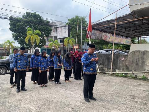 Suasana upacara berlangsung penuh penghormatan terhadap nilai-nilai perjuangan bangsa. Rangkaian kegiatan dimulai dari penghormatan pada bendera Merah Putih, menyanyikan lagu Indonesia Raya, mengheningkan cipta, pembacaan Pancasila dan Pembukaan UUD 1945, hingga pembacaan pidato Menteri Komunikasi dan Digital Republik Indonesia. Seluruh rangkaian tersebut dilaksanakan mengacu pada pedoman nasional peringatan Harkitnas ke-118 Tahun 2026.