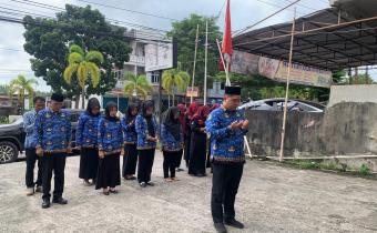 Suasana upacara berlangsung penuh penghormatan terhadap nilai-nilai perjuangan bangsa. Rangkaian kegiatan dimulai dari penghormatan pada bendera Merah Putih, menyanyikan lagu Indonesia Raya, mengheningkan cipta, pembacaan Pancasila dan Pembukaan UUD 1945, hingga pembacaan pidato Menteri Komunikasi dan Digital Republik Indonesia. Seluruh rangkaian tersebut dilaksanakan mengacu pada pedoman nasional peringatan Harkitnas ke-118 Tahun 2026.