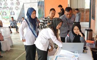 Pemilih yang memiliki kesadaran politik tidak akan menentukan pilihan hanya karena sebuah informasi sedang viral. Ia akan mempertanyakan sumbernya, melihat konteksnya, membandingkannya dengan informasi lain, dan mempertimbangkan apakah informasi tersebut memang relevan dengan keputusan politik yang akan diambil. Sikap semacam ini merupakan bagian dari literasi politik yang perlu terus dibangun, terutama ketika masyarakat hidup dalam lingkungan informasi yang bergerak sangat cepat.