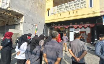 Kemerdekaan tentu tidak lagi dimaknai hanya sebagai terbebas dari penjajahan. Bagi masyarakat modern, kemerdekaan juga berarti memiliki kesempatan untuk menentukan masa depan, memperoleh pendidikan, mendapatkan pelayanan publik, menyampaikan pendapat, menjalankan kehidupan sesuai dengan hukum, serta berpartisipasi dalam menentukan arah pemerintahan. Dalam konteks demokrasi, kemerdekaan memberikan ruang kepada warga negara untuk menggunakan hak politiknya, termasuk memilih pemimpin dan menyampaikan kritik te
