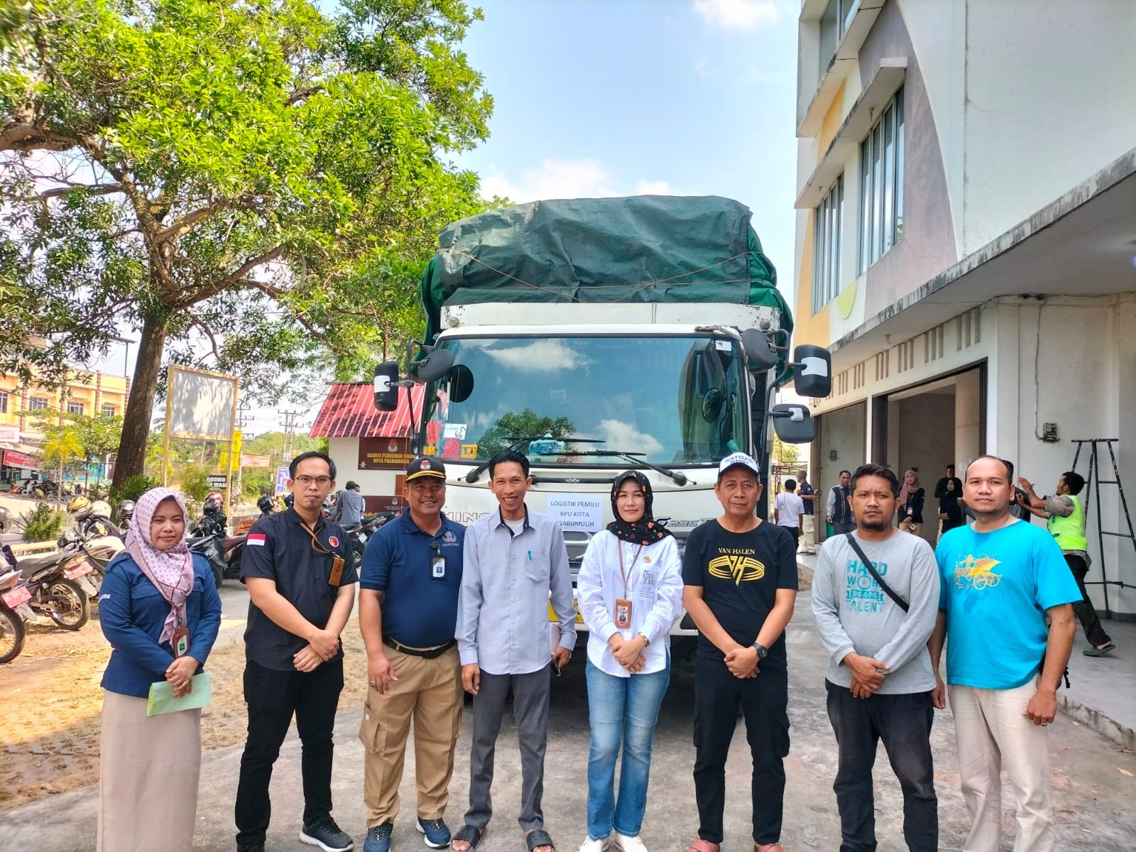 BAWASLU PRABUMULIH  AWASI DISTRIBUSI KOTAK SUARA KPU PRABUMULIH DI GUDANG LOGISTIK