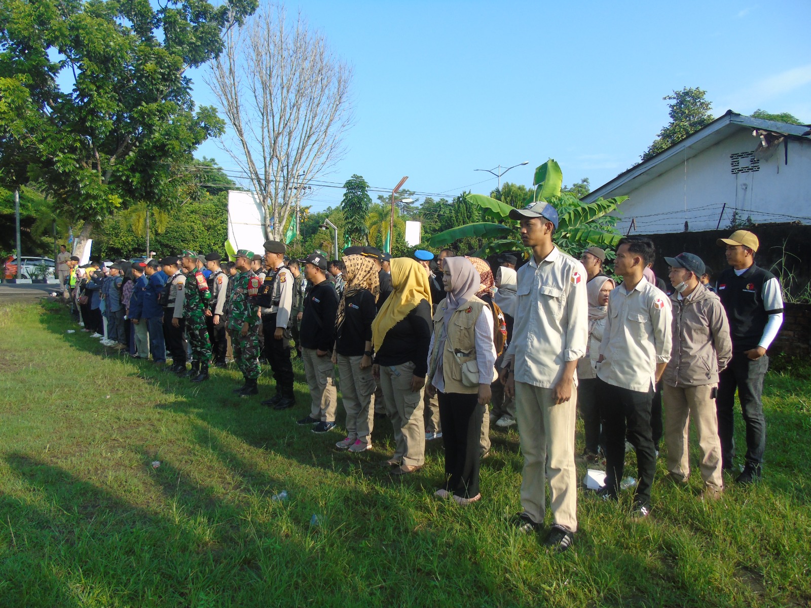 Sejumlah personel dari TNI/POLRI, Satpol PP, Dishub, Dinas Perkim, PKD dan Panwascam se-Kota Prabumulih berbaris mendengarkan amanat apel dari Ketua Bawaslu Prabumulih