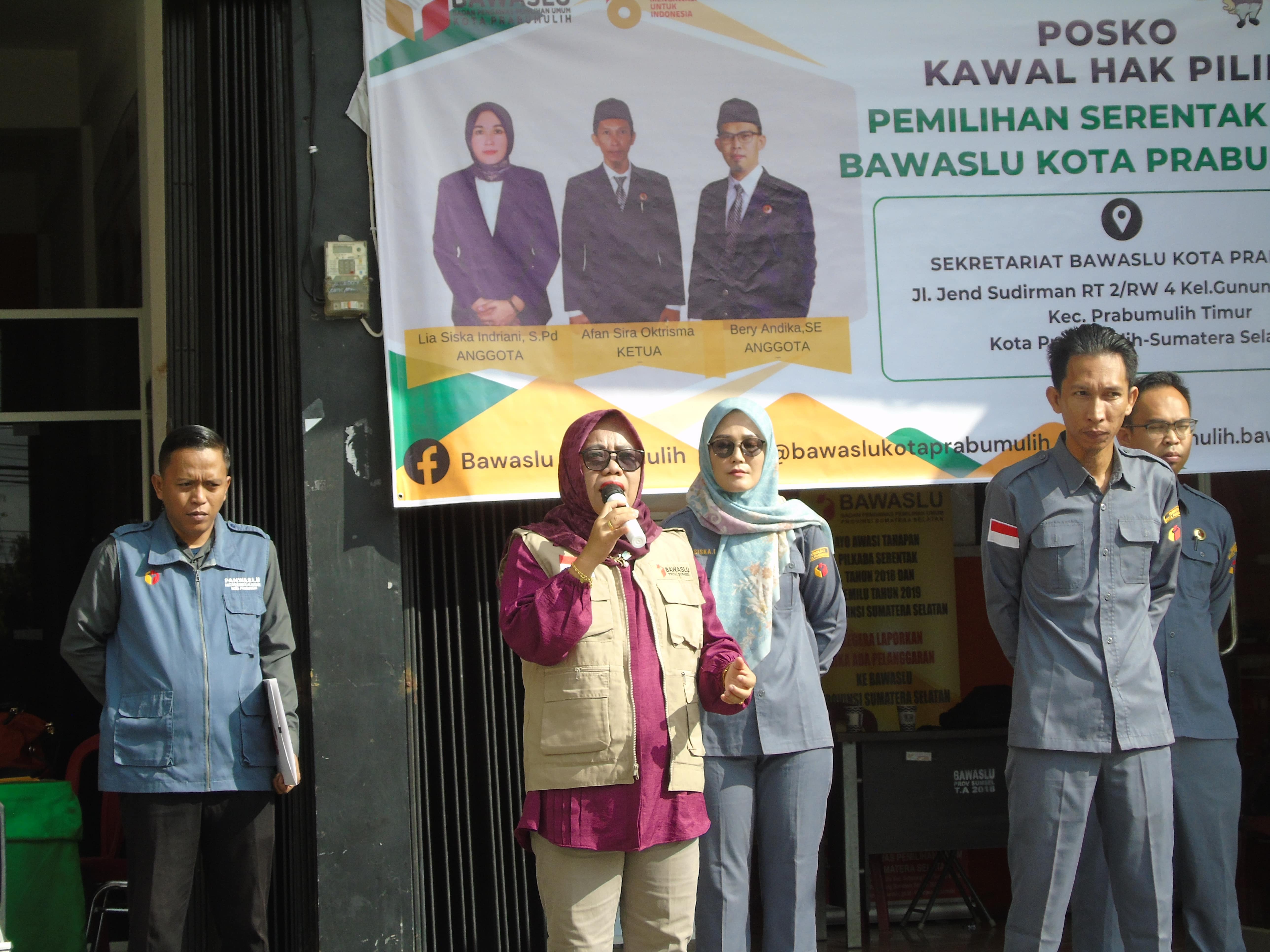 Anggota Bawaslu Sumatera Selatan, Dra. Massuryati memberikan ucapan pada apel launching posko kawal hak pilih