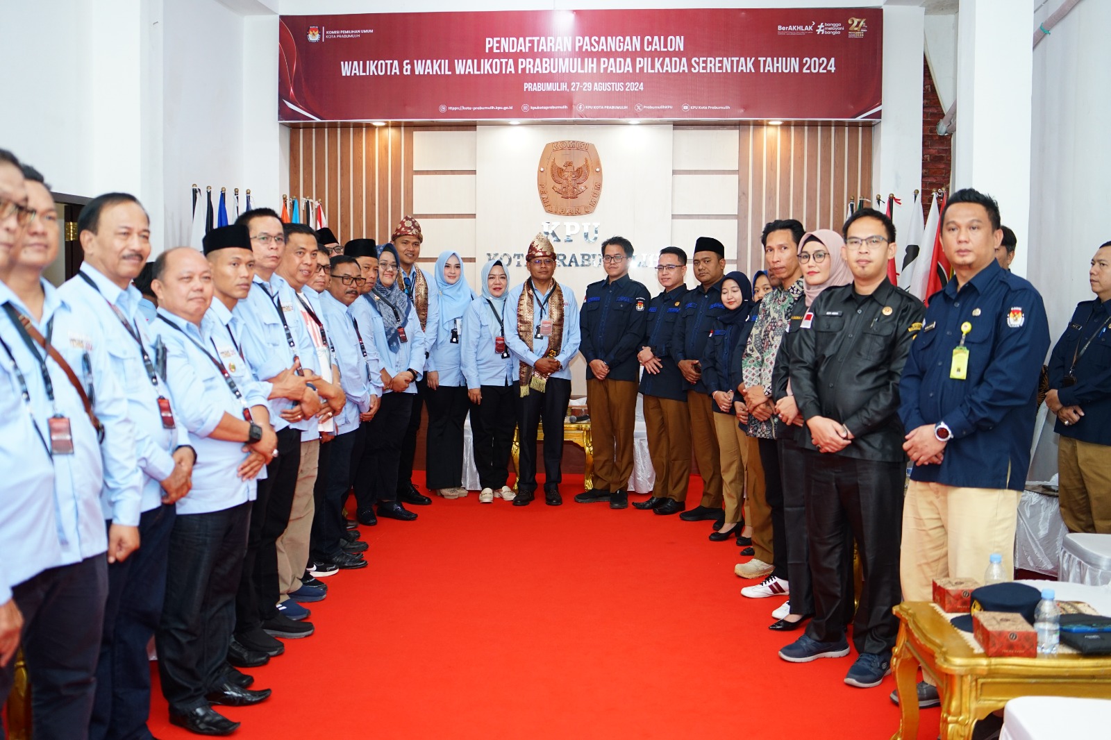 Pasangan Calon Arlan-Franky menerima cenderamata dari KPU setelah menyerahkan berkas