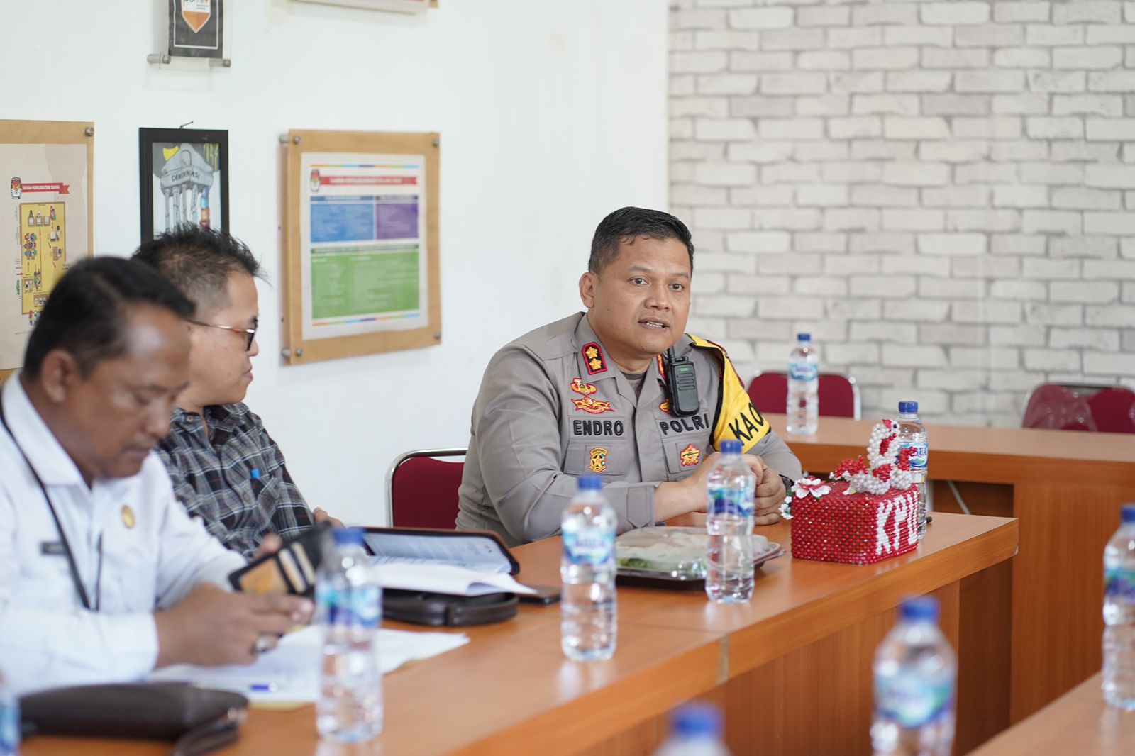 AKBP Endro Aribowo, S.I.K menyambangi Bawaslu dan KPU pada kunjungan kerja pengamanannya