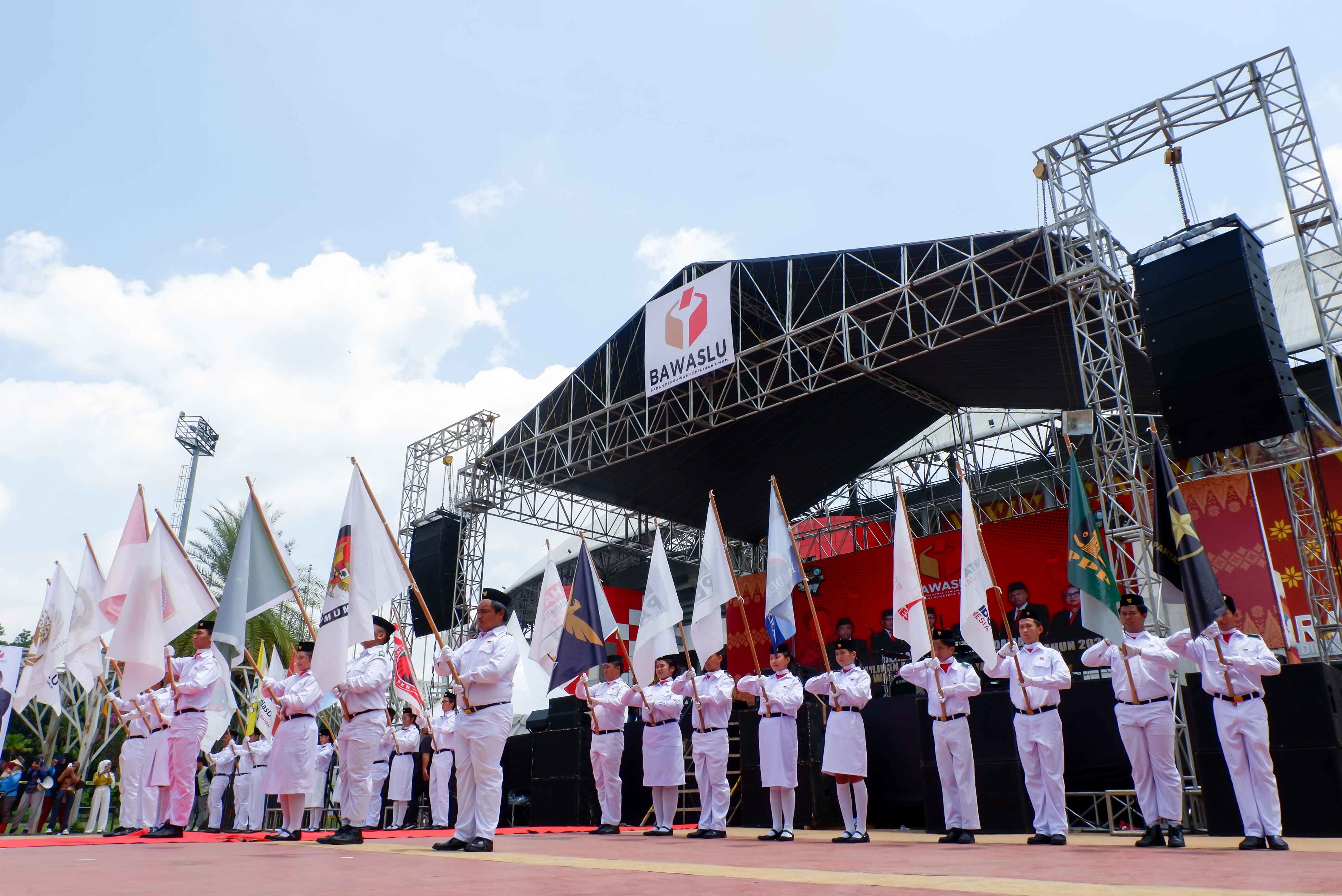 Barisan pembawa bendera partai dan bendera Indonesia oleh Paskibraka Sumsel di Jakabaring Sport City