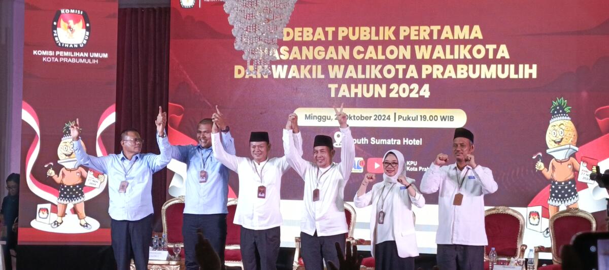 Para pasangan calon Walikota dan Wakil Walikota berfoto bersama sebelum debat dimulai