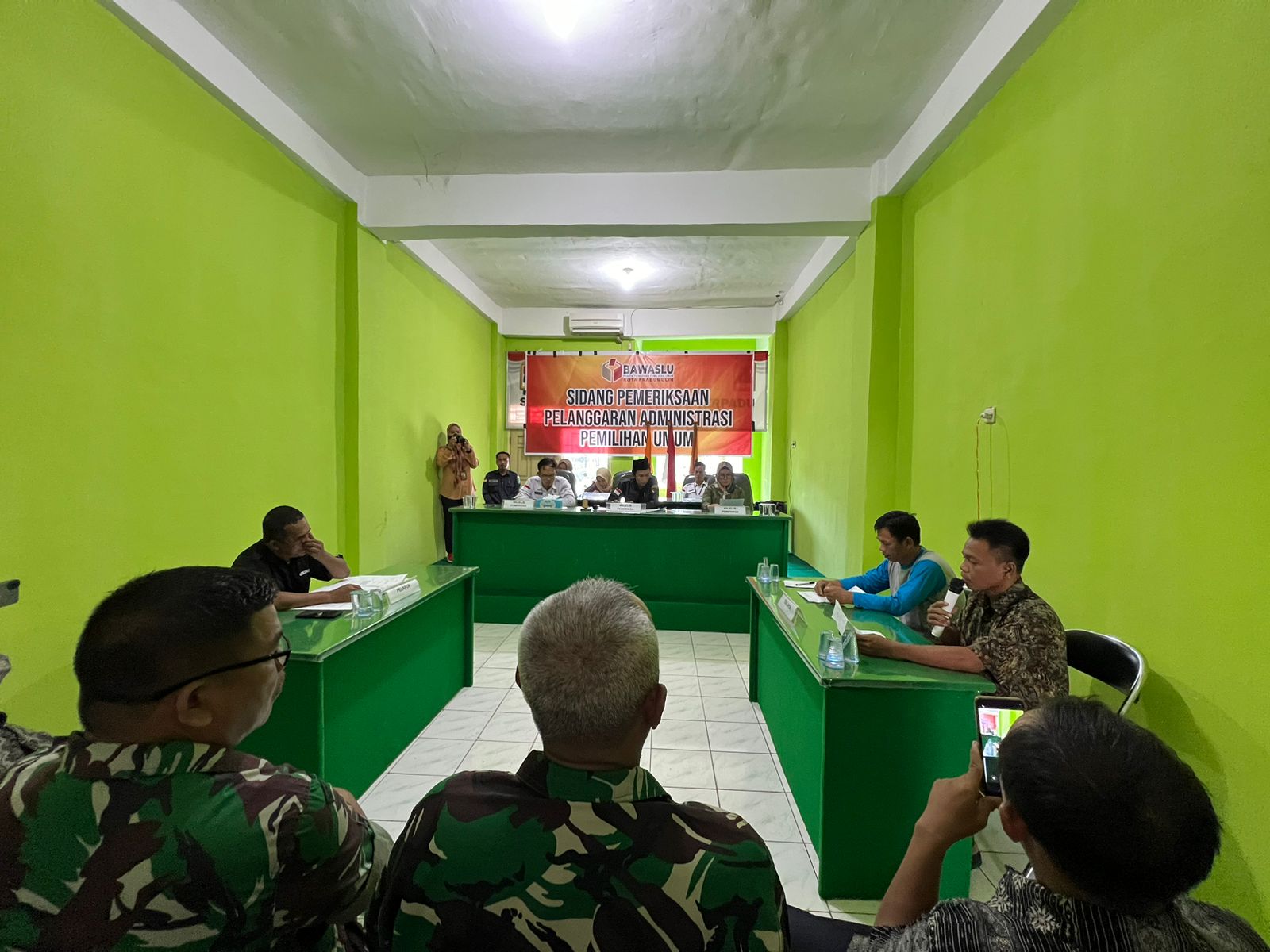 Proses Sidang Pelanggaran Kode Etik Penyelenggara Pemilu Tahun 2024 di Sentra Gakkumdu Bawaslu Prabumulih 