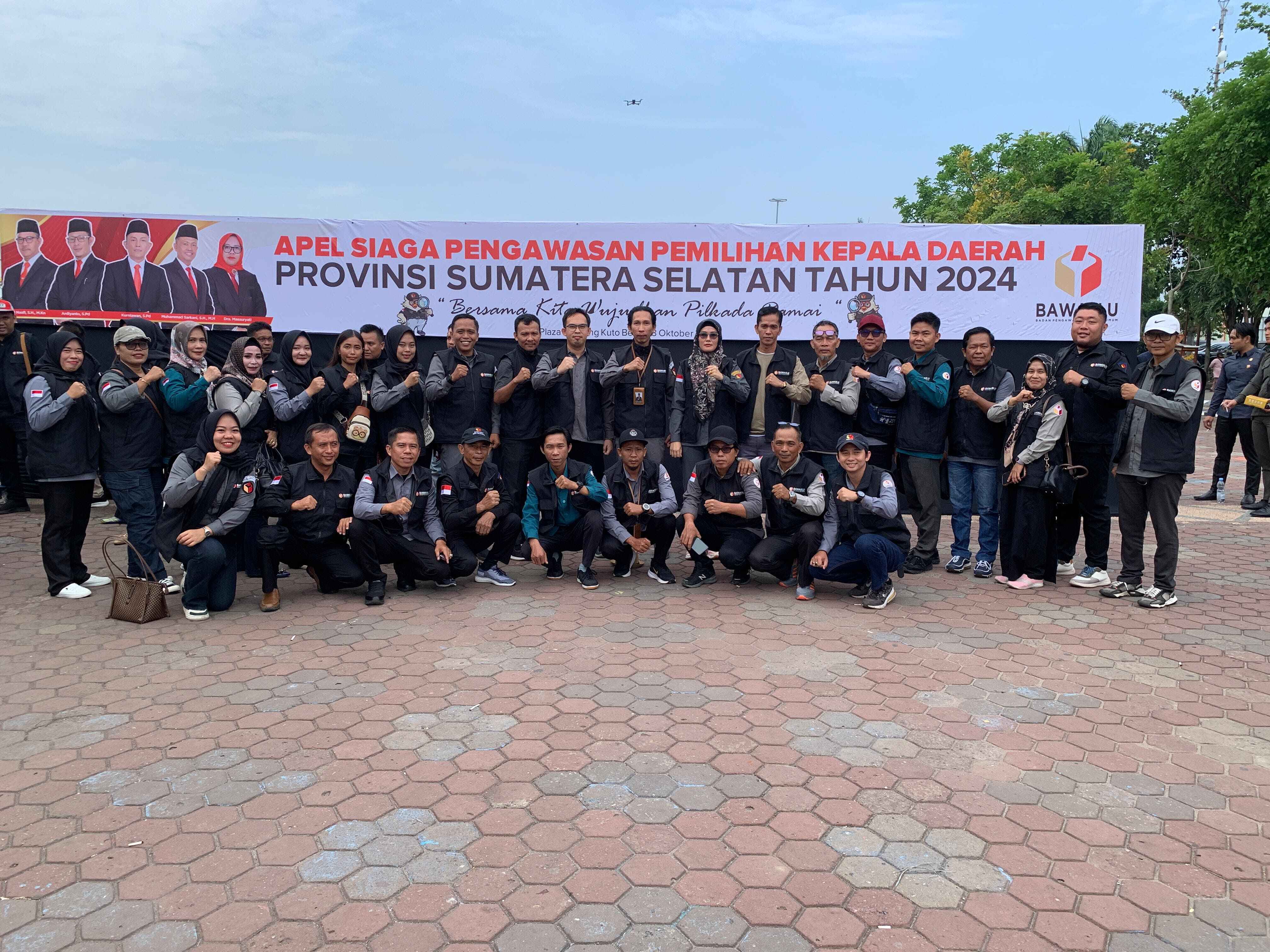 Seluruh komponen Bawaslu dan Panwascam se-Prabumulih berfoto bersama di sudut foto yang disediakan oleh panitia