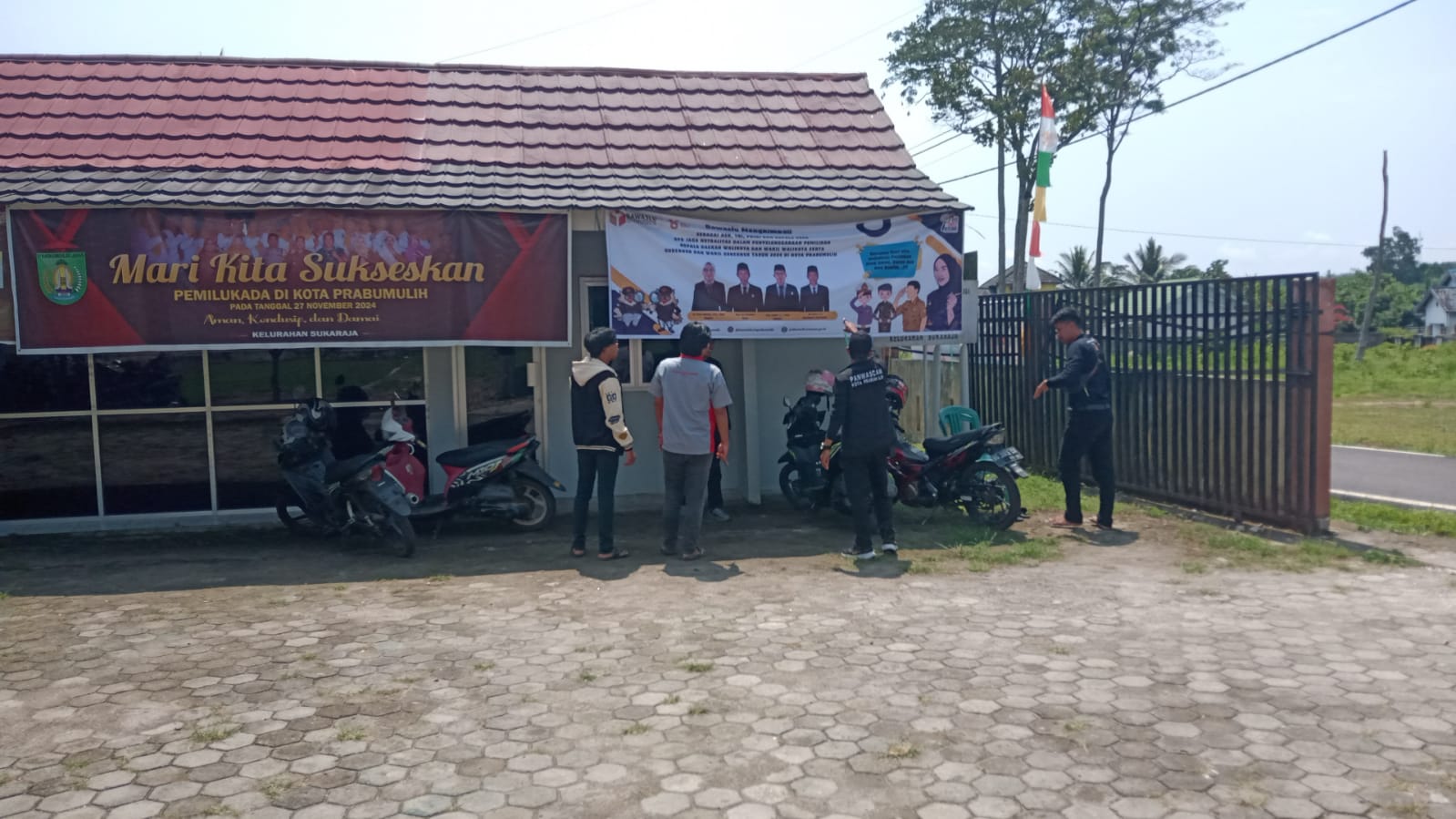 Pemasangan Spanduk oleh Panwascam Prabumulih Selatan