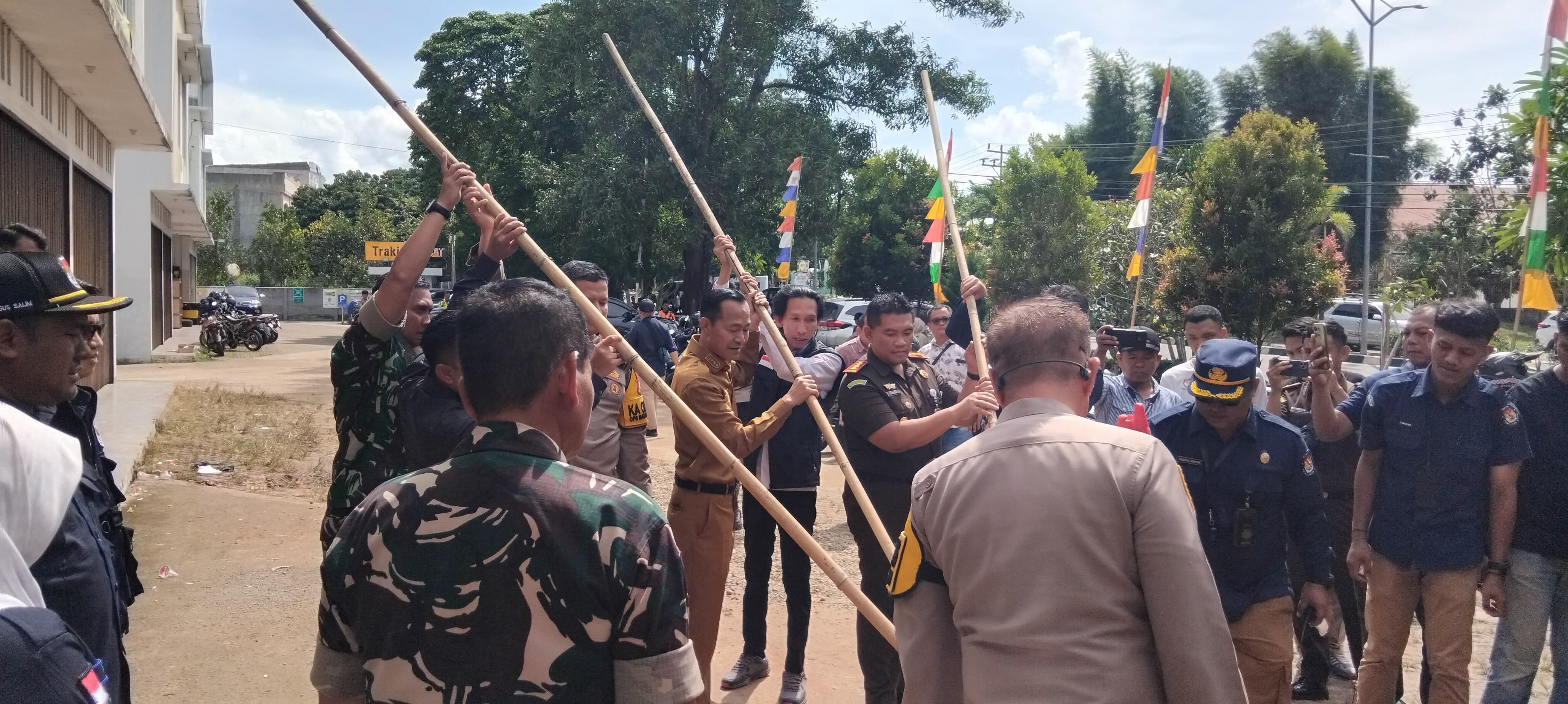 Surat suara dimusnahkan dengan cara dibakar bersama di hadapan para saksi dan forkopimda