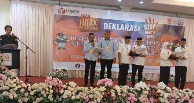 Para paslon membaca deklarasi komitmen bersama