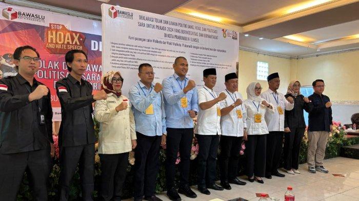 Tiga pasangan calon walikota dan wakil walikota Prabumulih lakukan deklarasi tolak dan lawan politik uang, hoax serta politisasi sara untuk Pilkada 2024 berintegritas dan martabat digelar Bawaslu Prabumulih di Hotel Grand Nikita Prabumulih, Kamis (14/11/2024)