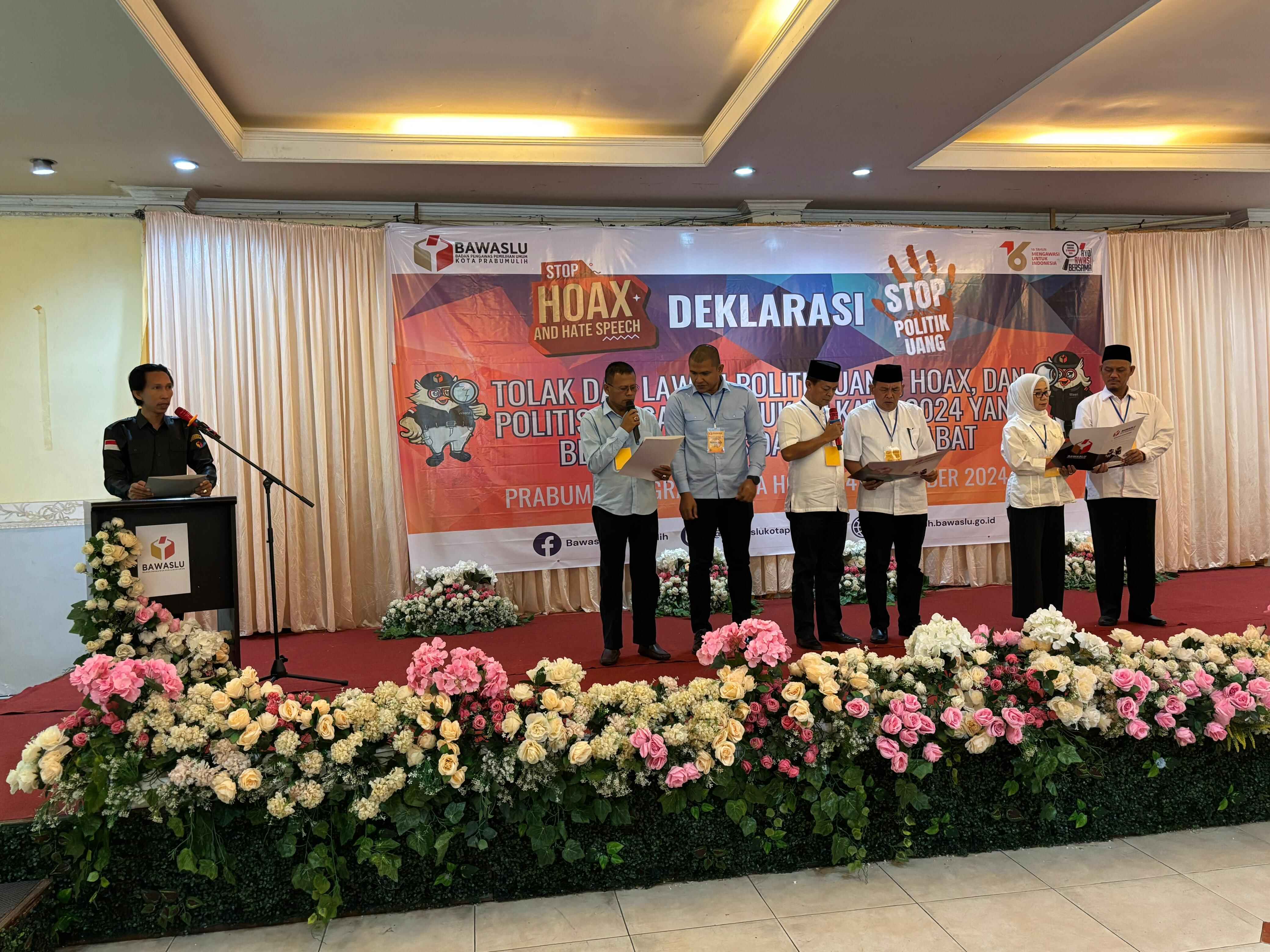 Deklarasi yang bertema tolak dan lawan Politik Uang, Hoax dan Politisasi Sara untuk Pilkada 2024 yang Berintregritas dan Bermartabat tersebut ditandatangani langsung oleh ketiga Paslon