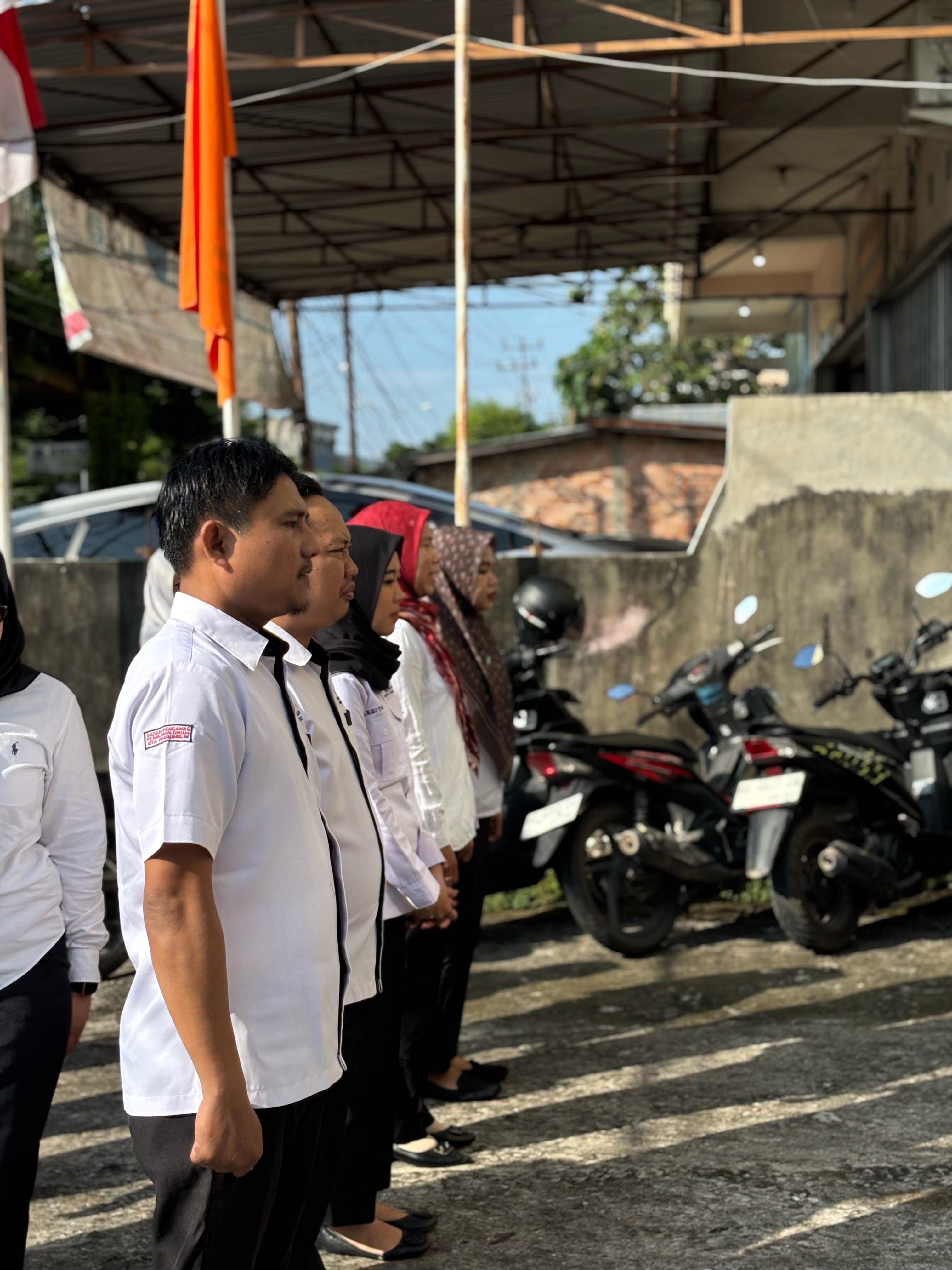 Seluruh jajaran mengikuti upacara peringatan Hari Ulang Tahun Bawaslu ke-17 Tahun di halaman kantor Bawaslu Prabumulih pada 9 April 2025