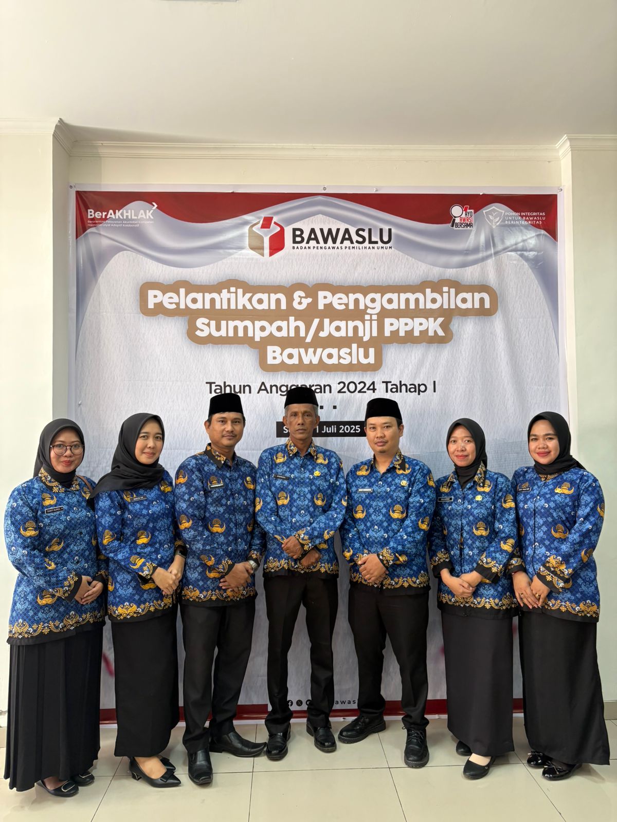 Badan Pengawas Pemilu (Bawaslu) Republik Indonesia melantik sebanyak tujuh orang Pegawai Pemerintah dengan Perjanjian Kerja (PPPK) di lingkungan Sekretariat Bawaslu Kota Prabumulih, Sumatera Selatan, Selasa (1/7/2025)