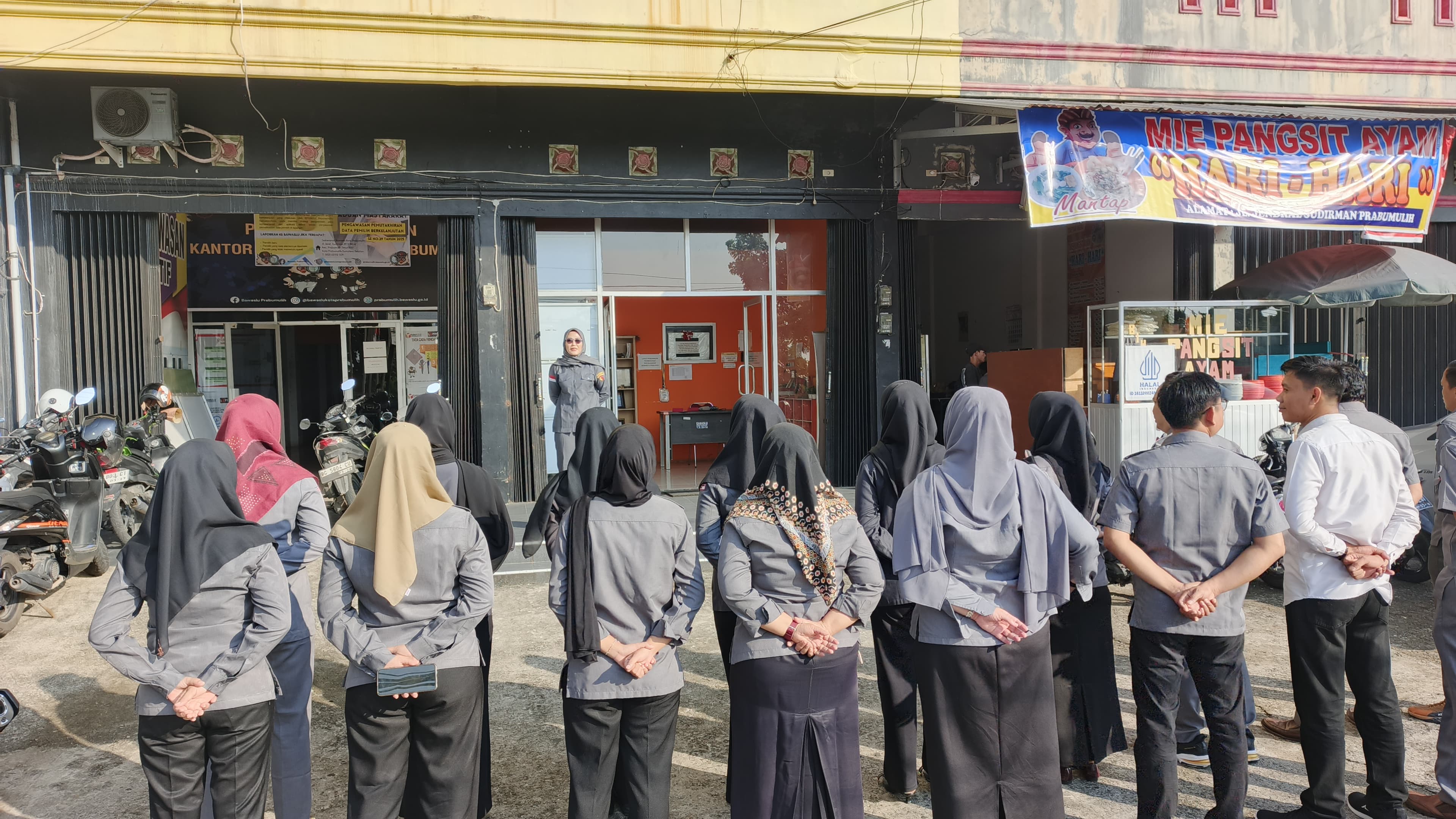 Kegiatan apel ini menjadi salah satu bentuk konsolidasi internal sekaligus penguatan semangat kerja bersama dalam menjaga marwah lembaga pengawas Pemilu, bahkan di luar masa-masa tahapan intensif.