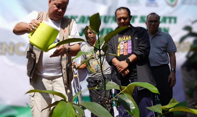 Program tersebut menegaskan Bawaslu tidak hanya bertugas mengawasi proses pemilu, tetapi juga memiliki peran dalam membina masyarakat dan menjaga lingkungan hidup.
