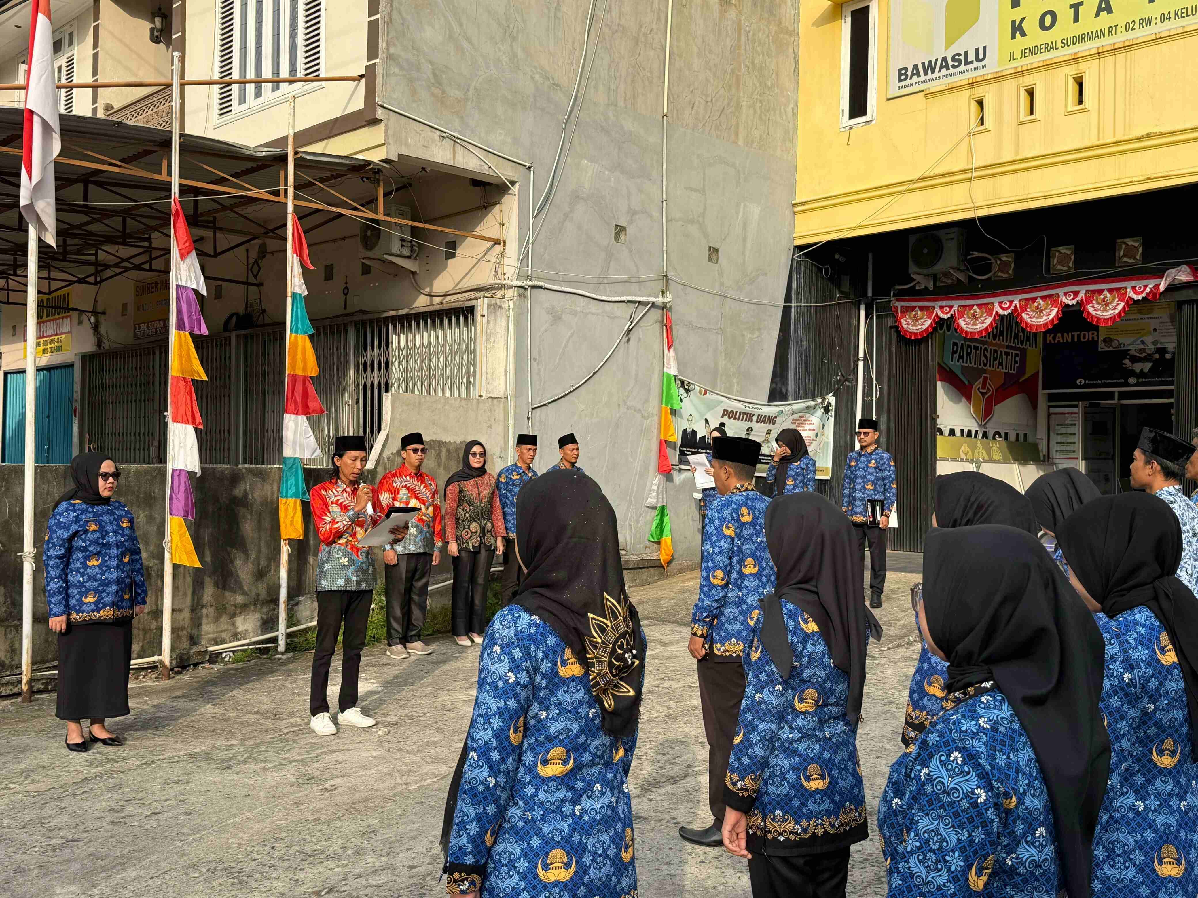 Tahun ini, tema HUT RI adalah “Bersatu Berdaulat, Rakyat Sejahtera, Indonesia Maju”. Tema ini mencerminkan visi besar bangsa Indonesia yang hanya dapat dicapai bila seluruh elemen masyarakat bersatu dan bekerja sama.