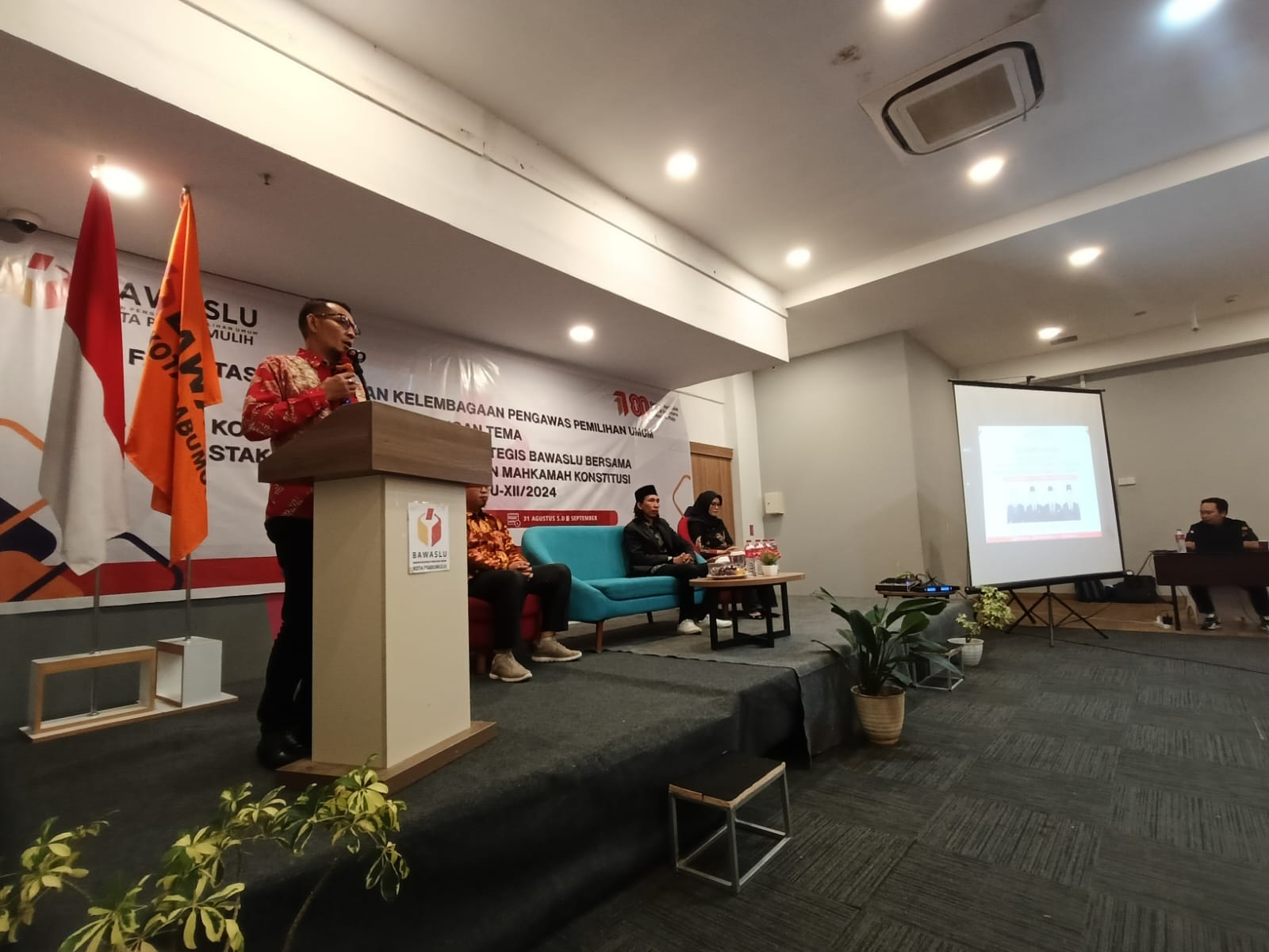 Bawaslu membutuhkan sinergi dengan kejaksaan, kepolisian, media, dan lembaga lain seperti KPU dan Kesbangpol untuk memperkuat fungsi pengawasan.