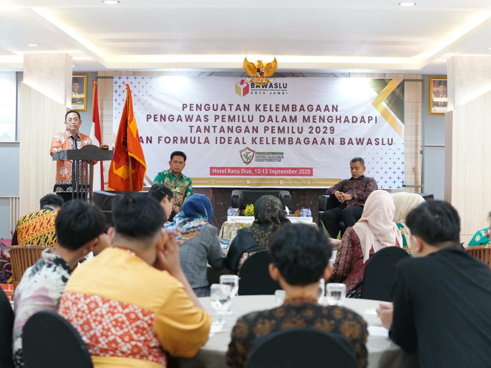 Transformasi digital dalam pengawasan dan pendidikan politik masyarakat turut pula menjadi kunci agar demokrasi tidak hanya sebatas memilih, tetapi juga menjaga keadilan pemilu itu sendiri. 