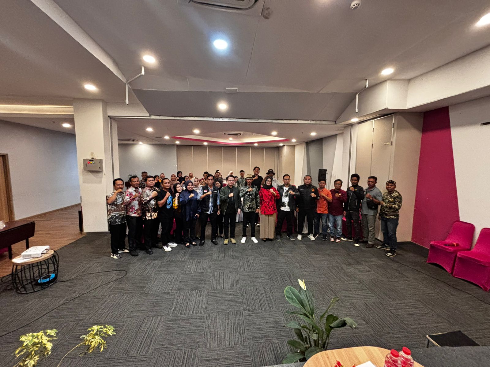 pemisahan pemilu nasional dan daerah tidak hanya meringankan beban penyelenggara, tetapi juga memberi ruang bagi partai politik melakukan kaderisasi yang lebih baik serta mengembalikan fokus pembangunan daerah agar tidak tenggelam oleh isu-isu politik nasional.