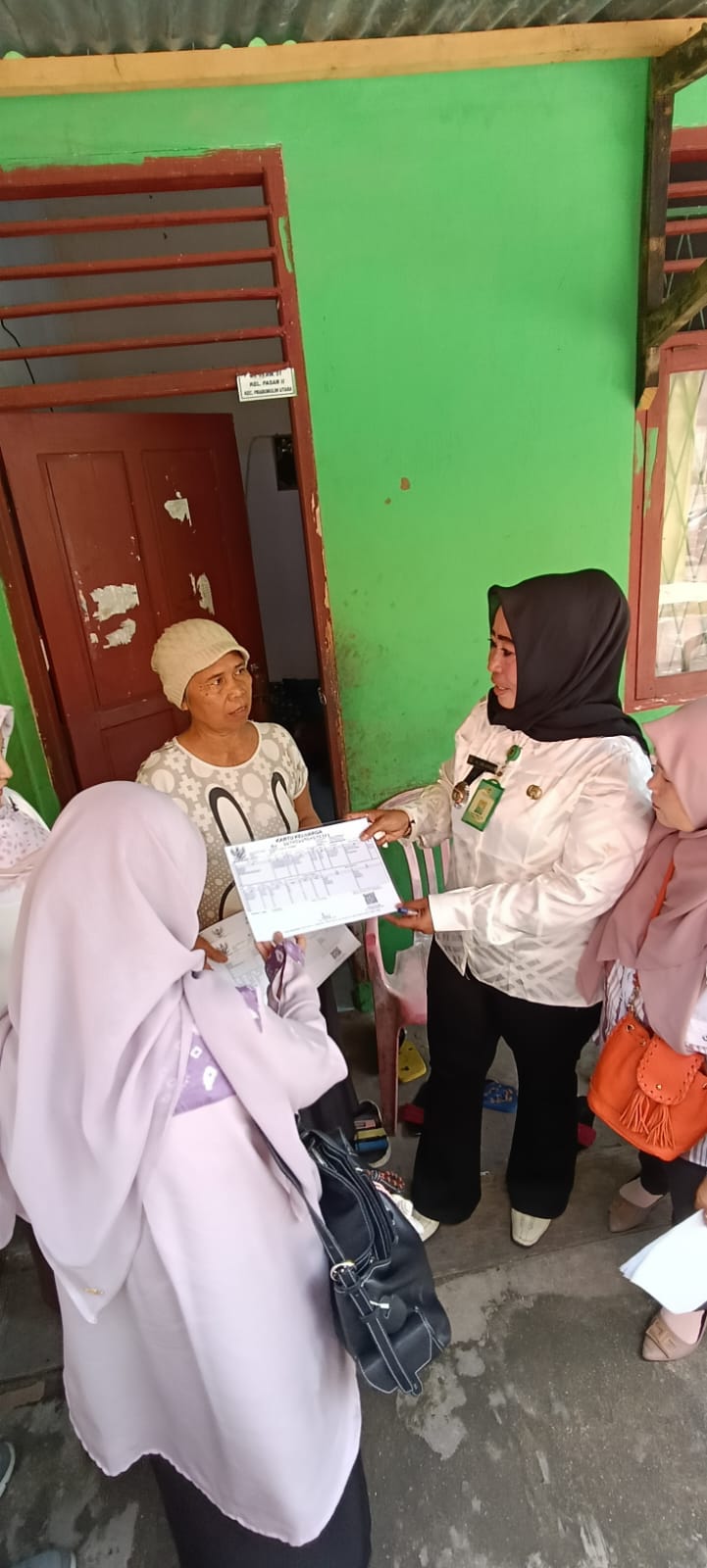 Tim juga melakukan verifikasi langsung ke rumah warga yang terindikasi mengalami persoalan pada pemutakhiran data sebelumnya