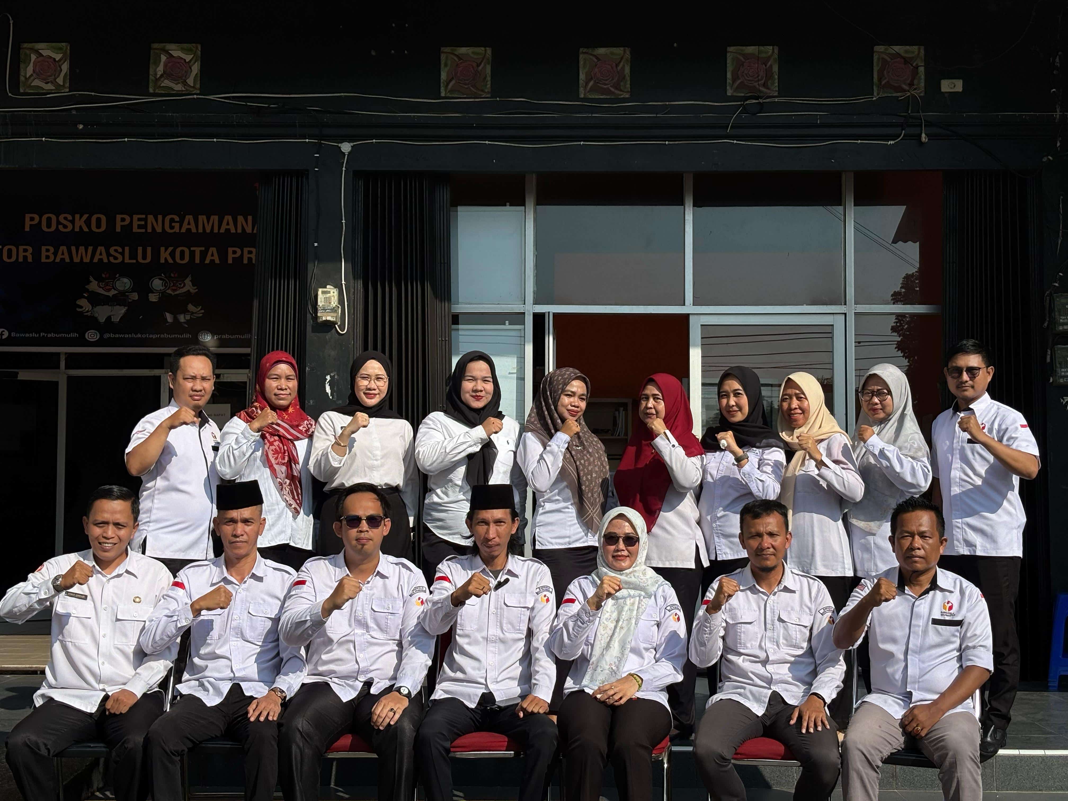 Melalui pendidikan politik yang kuat, demokrasi Indonesia bisa tumbuh dengan jujur, bermartabat, dan berkualitas.  Komitmen pendidikan juga digaungkan secara internal agar Bawaslu dapat meningkatkan kapasitas sehingga mampu menjadi teladan integritas