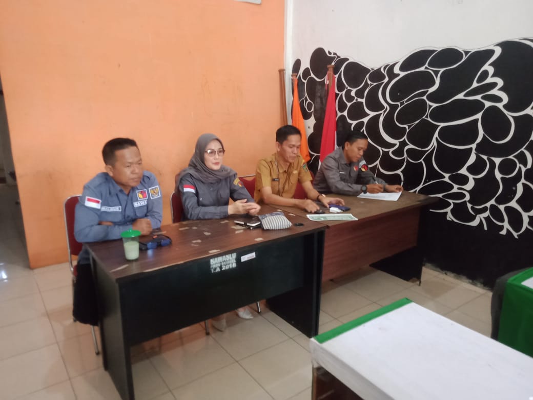 Hoaks dan disinformasi bisa menjadi senjata berbahaya di era digital. Bawaslu tidak hanya bertugas mengawasi, tetapi juga melakukan edukasi publik agar masyarakat bisa memilah mana informasi yang benar dan mana yang menyesatkan. Lia Siska Indriani (2 kiri) menyampaikan peran Bawaslu pasca pemilu lebih terfokus pada pendekatan persuasif di media sosial guna edukasi tangkal dan cegah hoaks.