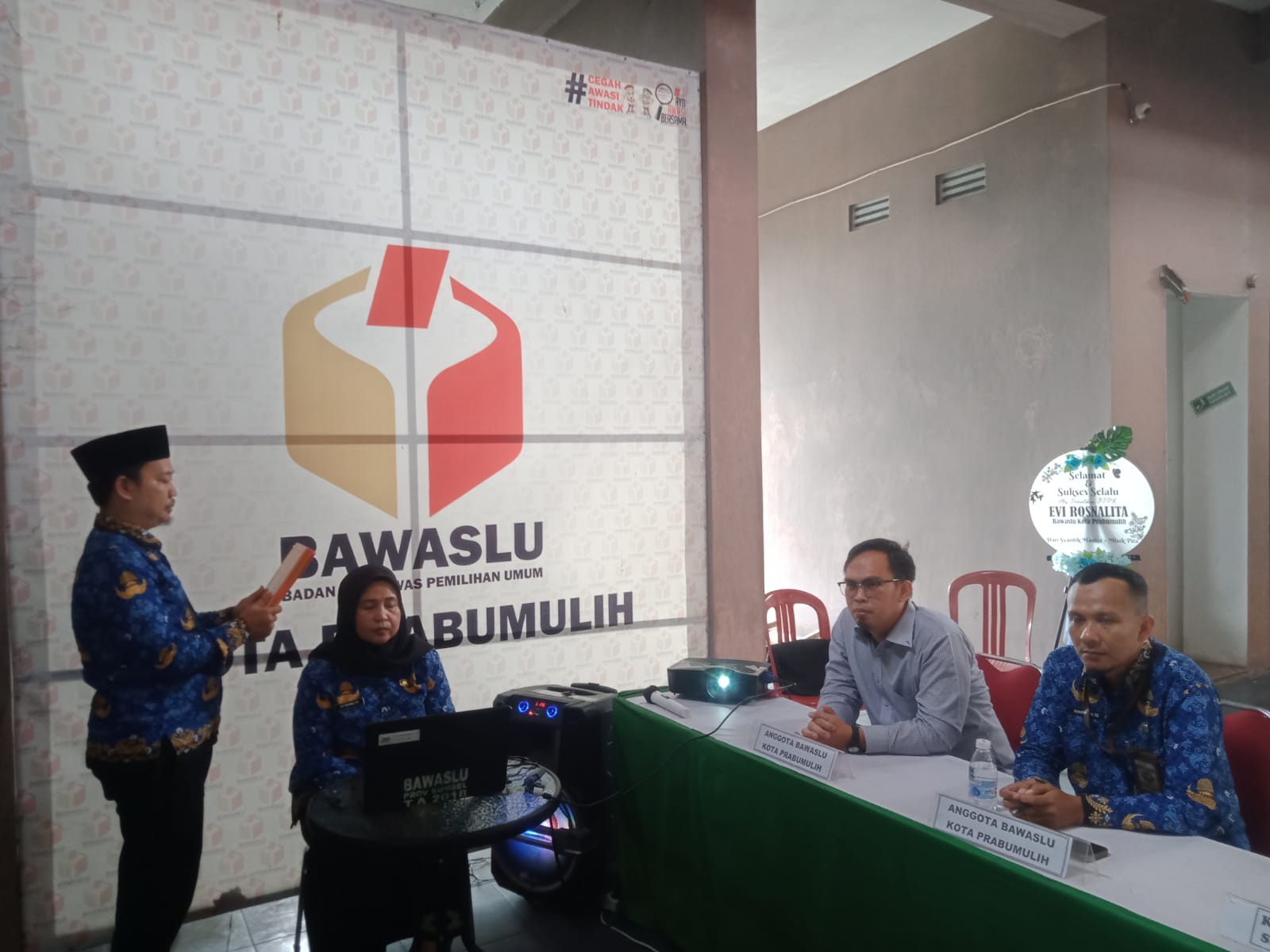 Pelantikan ini berlangsung secara hybrid, dengan pelaksanaan di masing-masing unit kerja dan terhubung melalui aplikasi Zoom Meeting sebagaimana tertuang dalam undangan resmi Bawaslu RI