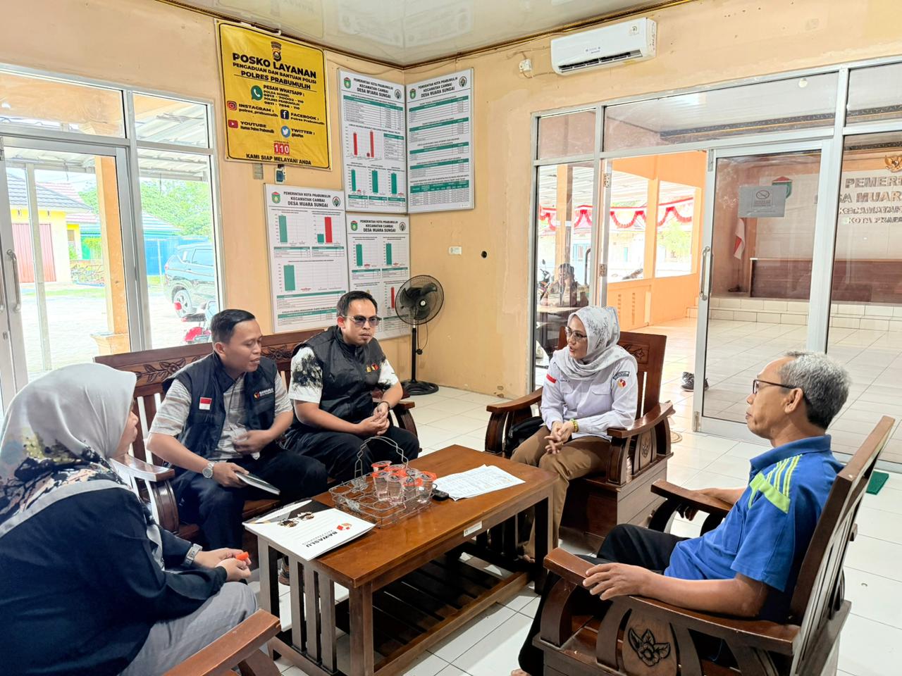 Kordiv HP2H Bawaslu Prabumulih (dua kanan) berdiskusi dengan Lurah Pasar I  (pertama kanan) dan Anggota KPU Prabumulih (pertama kiri) terkait tantangan  kesinambungan update data penduduk meninggal, pindah, perubahan status TNI/Polri, dan yang telah berusia 17 tahun ke atas di wilayah Kelurahan Pasar I Prabumulih. 