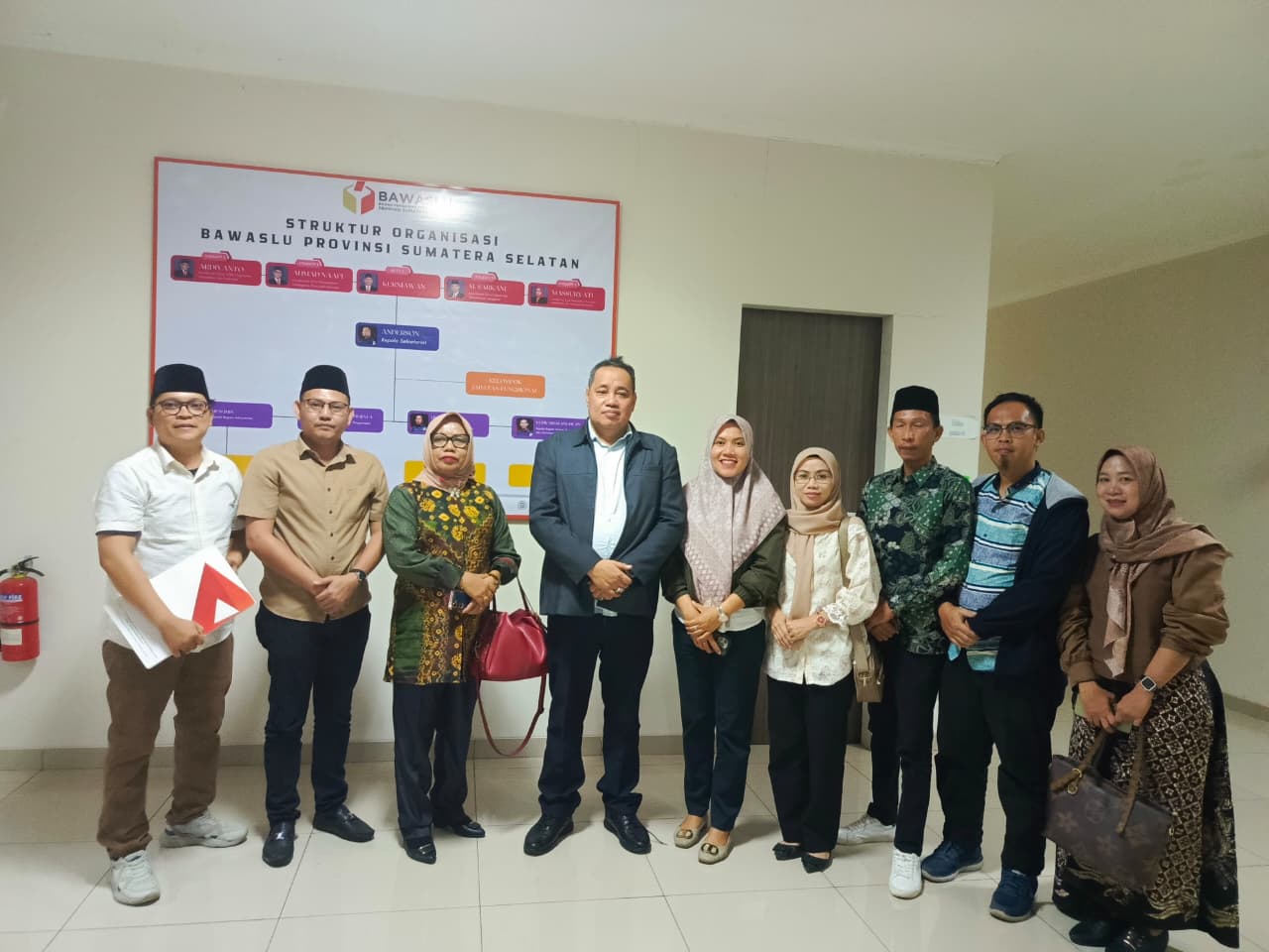 Bawaslu kabupaten/kota masih menghadapi kendala, antara lain data calon pemilih yang belum terupdate dengan sistem kependudukan, alih status warga (misalnya menjadi TNI/Polri), pindah domisili, atau meninggal dunia. Pengawasan oleh masing-masing Bawaslu kabupaten/kota dinilai sangat penting untuk menindaklanjuti hasil uji petik maupun laporan masyarakat.