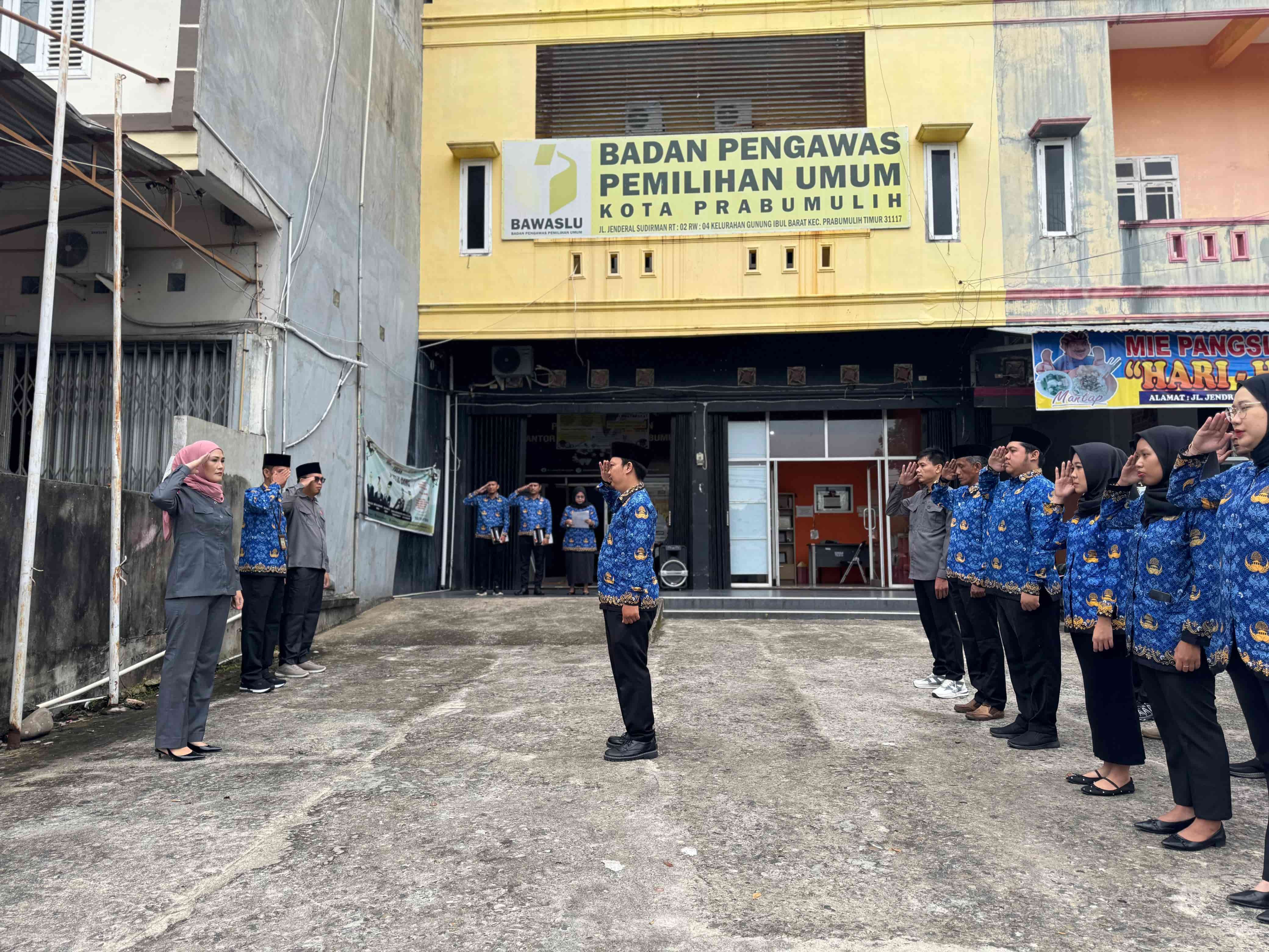 Upacara peringatan hari pahlawan 2025 di depan halaman Bawaslu Prabumulih