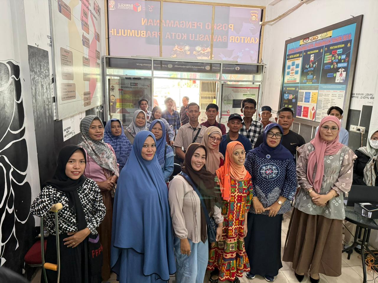 Hadir sebagai pemateri, Dra. Massuryati, Anggota Bawaslu Provinsi Sumatera Selatan, menyampaikan bahwa penyandang disabilitas memiliki hak politik yang sama sebagaimana dijamin oleh UU No. 8 Tahun 2016 tentang Penyandang Disabilitas dan UU No. 7 Tahun 2017 tentang Pemilu. 