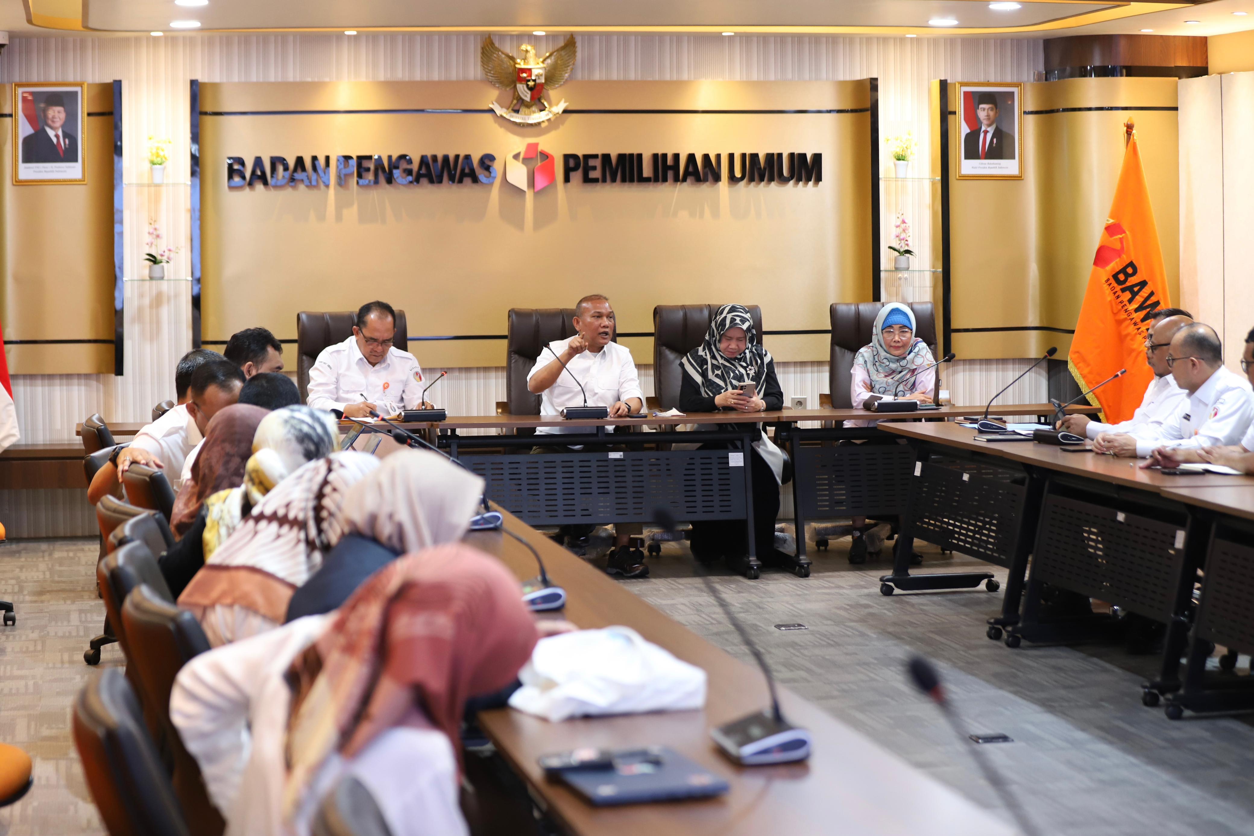 Rapat tersebut dipimpin langsung oleh Sekretaris Jenderal Bawaslu sebagai bagian dari proses penetapan arah kebijakan anggaran Bawaslu Tahun Anggaran 2026. Kegiatan ini bertujuan untuk meningkatkan kinerja pelaksanaan anggaran sekaligus mendorong efektivitas belanja agar seluruh program kerja dapat dilaksanakan secara tepat sasaran dan mendukung optimalisasi fungsi pengawasan pemilihan.