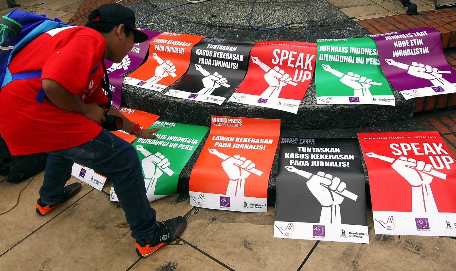 Anggota Aliansi Jurnalis Independen (AJI) menyusun pamflet saat berlangsungnya acara peringatan Hari Kebebasan Pers Sedunia di Taman Menteng, Jakarta, Minggu (3/5/2015). Aksi yang diikuti puluhan anggota AJI itu menyerukan penghentian tindak kekerasan dan sejumlah ancaman bagi kebebasan pers yang selama ini dirasakan oleh para jurnalis di Indonesia.