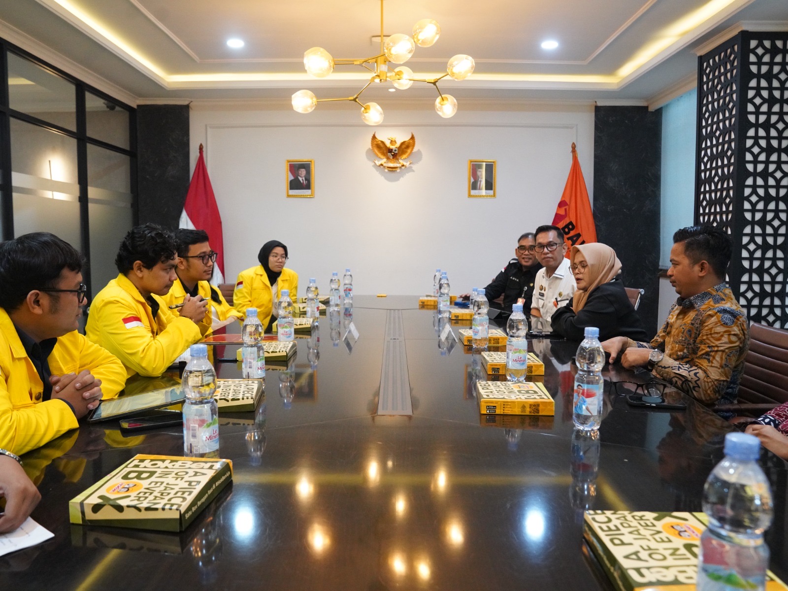  Bawaslu memilih pendekatan edukatif dengan memperluas ruang diskusi publik yang melibatkan akademisi dan masyarakat.