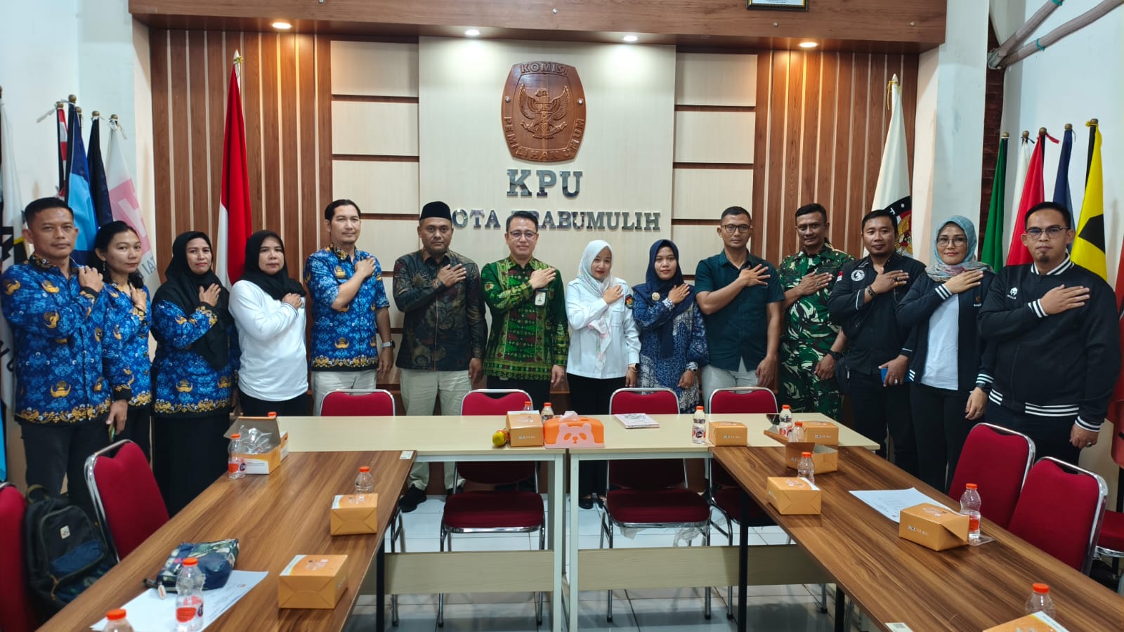 Pada Kesempatan ini Bawaslu Kota Prabumulih dihadiri langsung oleh Anggota Bawaslu Kota Prabumulih, Lia Siska Indriani SPd Selaku Koordinator Divisi Hukum, Pencegahan, Partisipasi Masyarakat, dan Humas (HP2H) dan Anggota Bawaslu Kota Prabumulih, Bery Andika SE, Koordinator Divisi Penanganan Pelanggaran dan Penyelesaian Sengketa (P3S) yang didampingi beberapa Staf Bawaslu Kota Prabumulih.