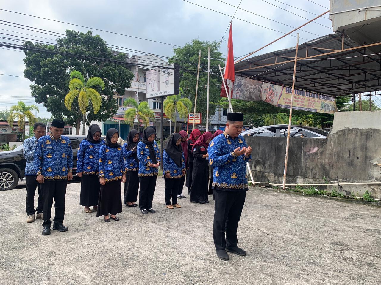 Suasana upacara berlangsung penuh penghormatan terhadap nilai-nilai perjuangan bangsa. Rangkaian kegiatan dimulai dari penghormatan pada bendera Merah Putih, menyanyikan lagu Indonesia Raya, mengheningkan cipta, pembacaan Pancasila dan Pembukaan UUD 1945, hingga pembacaan pidato Menteri Komunikasi dan Digital Republik Indonesia. Seluruh rangkaian tersebut dilaksanakan mengacu pada pedoman nasional peringatan Harkitnas ke-118 Tahun 2026.