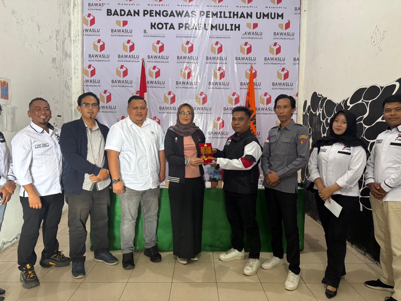 Pertemuan berlangsung dengan dialog yang konstruktif dan ditutup dengan komitmen bersama untuk terus menjaga iklim demokrasi yang sehat di Kota Prabumulih. Bawaslu Kota Prabumulih menegaskan akan terus membuka ruang koordinasi dan komunikasi dengan seluruh pemangku kepentingan guna memperkuat pengawasan partisipatif serta mewujudkan penyelenggaraan pemilu yang berintegritas.