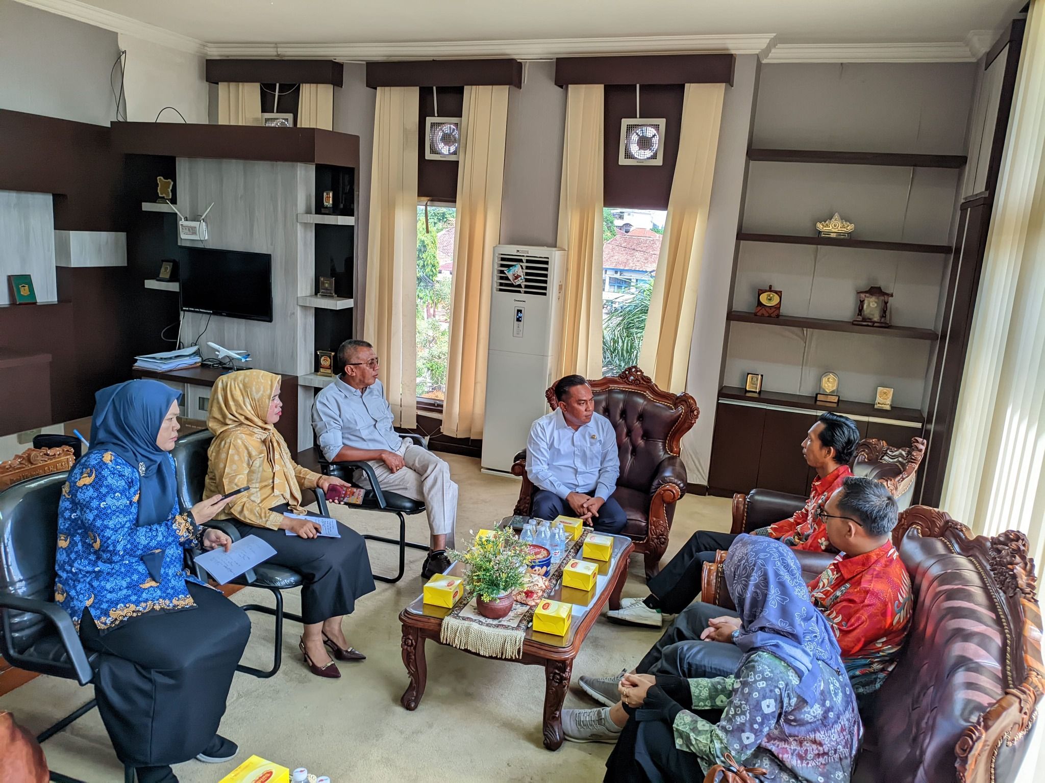 Ketua Bawaslu Kota Prabumulih, Afan Sira Oktrisma yang didampingi Anggota Lia Siska Indriani SPd dan Bery Andika SE serta Kepala Sekretariat Adi Satria diterima langsung oleh Ketua DPRD Prabumulih, H. Deni Victoria, SH, M, Si bersama Wakil I, Aryono, ST didampingi Sekretaris Dewan (Sekwan) Desi Muharni, S,Si, M,Si