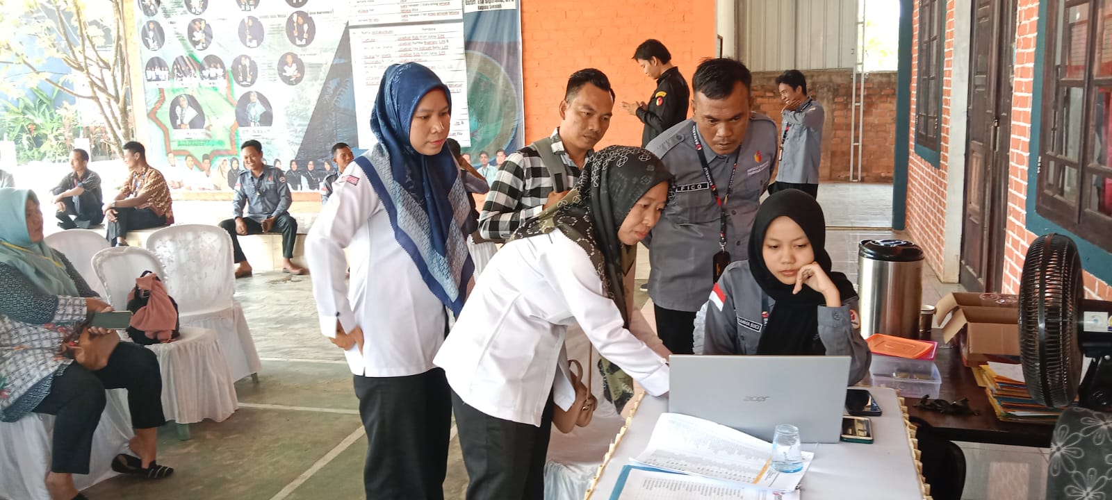 Pemilih yang memiliki kesadaran politik tidak akan menentukan pilihan hanya karena sebuah informasi sedang viral. Ia akan mempertanyakan sumbernya, melihat konteksnya, membandingkannya dengan informasi lain, dan mempertimbangkan apakah informasi tersebut memang relevan dengan keputusan politik yang akan diambil. Sikap semacam ini merupakan bagian dari literasi politik yang perlu terus dibangun, terutama ketika masyarakat hidup dalam lingkungan informasi yang bergerak sangat cepat.