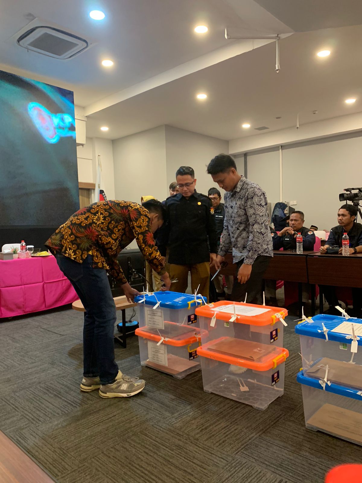 Masyarakat tidak harus selalu setuju terhadap setiap keputusan pemerintah atau lembaga negara, sebab perbedaan pendapat merupakan bagian yang wajar dalam demokrasi. Namun, masyarakat perlu memiliki keyakinan bahwa setiap keputusan diambil melalui prosedur yang benar, dapat dijelaskan secara terbuka, dan tidak didasarkan pada kepentingan tertentu yang bertentangan dengan aturan. D