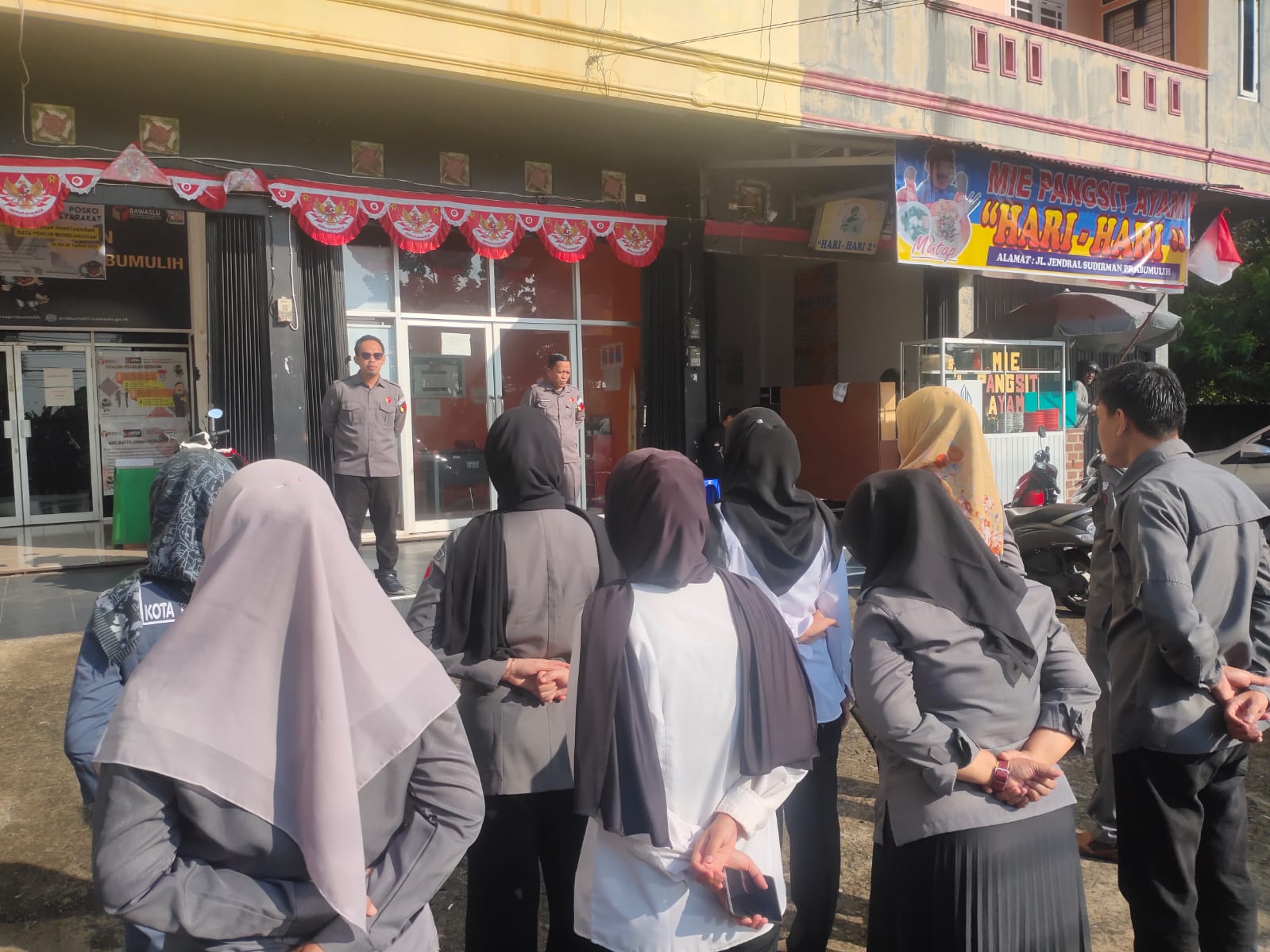 Perubahan pola konsumsi informasi tersebut merupakan salah satu ciri utama masyarakat digital. Informasi kini bergerak jauh lebih cepat dibandingkan beberapa dekade lalu. Setiap orang dapat menjadi pembuat sekaligus penyebar informasi tanpa harus melalui proses penyuntingan sebagaimana media massa profesional.