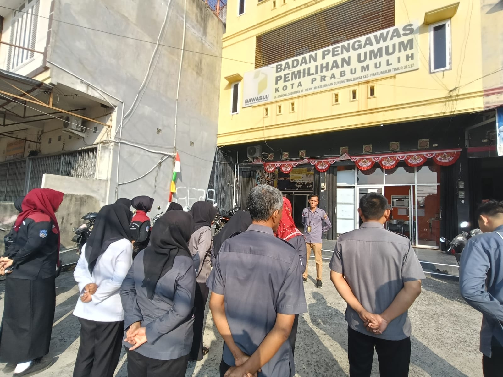 Kemerdekaan tentu tidak lagi dimaknai hanya sebagai terbebas dari penjajahan. Bagi masyarakat modern, kemerdekaan juga berarti memiliki kesempatan untuk menentukan masa depan, memperoleh pendidikan, mendapatkan pelayanan publik, menyampaikan pendapat, menjalankan kehidupan sesuai dengan hukum, serta berpartisipasi dalam menentukan arah pemerintahan. Dalam konteks demokrasi, kemerdekaan memberikan ruang kepada warga negara untuk menggunakan hak politiknya, termasuk memilih pemimpin dan menyampaikan kritik te
