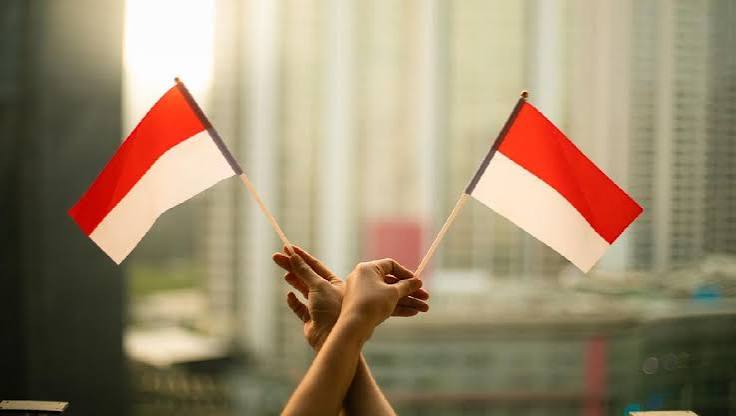 Agustus selalu menghadirkan suasana yang berbeda bagi bangsa Indonesia. Di berbagai penjuru negeri, bendera Merah Putih berkibar di halaman rumah, sekolah, kantor pemerintahan, hingga ruang-ruang publik. Jalan-jalan mulai dihiasi umbul-umbul, perlombaan rakyat kembali digelar, dan lagu-lagu perjuangan terdengar mengingatkan setiap warga negara pada satu peristiwa bersejarah: Proklamasi Kemerdekaan Republik Indonesia pada 17 Agustus 1945.