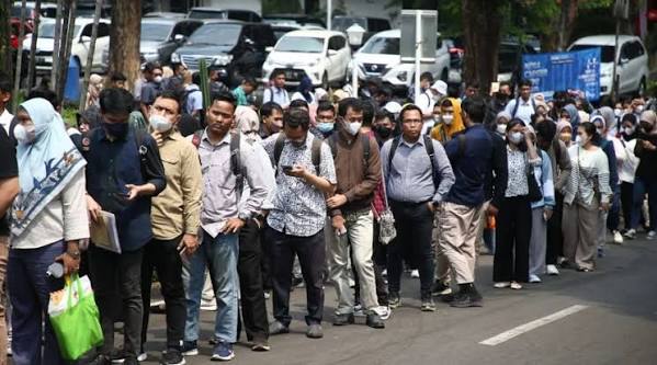 Besarnya peran generasi muda dalam demokrasi bukan sekadar asumsi. Data KPU menunjukkan bahwa pada Pemilu 2024, pemilih dari kelompok Milenial mencapai sekitar 33,6 persen, sedangkan Gen Z sekitar 22,85 persen. Jika kedua kelompok tersebut digabungkan, jumlahnya mencapai sekitar 56,45 persen dari keseluruhan pemilih. Komposisi tersebut menunjukkan bahwa suara generasi muda bukan lagi kelompok kecil yang hanya melengkapi jumlah pemilih, melainkan bagian penting yang dapat memengaruhi arah politik nasional. K