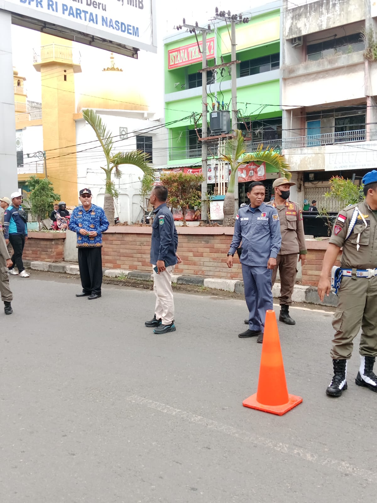 Kemendagri menempatkan penyelenggaraan ketenteraman, ketertiban umum, dan pelindungan masyarakat sebagai bagian penting dalam mendukung pembangunan daerah. Pada 2026, Kemendagri bahkan mengangkat tema “Trantibumlinmas Tangguh untuk Pembangunan Berkelanjutan” dalam peringatan HUT Satpol PP dan Satlinmas sebagai penegasan pentingnya stabilitas sosial, kepastian hukum daerah, dan rasa aman bagi masyarakat.
