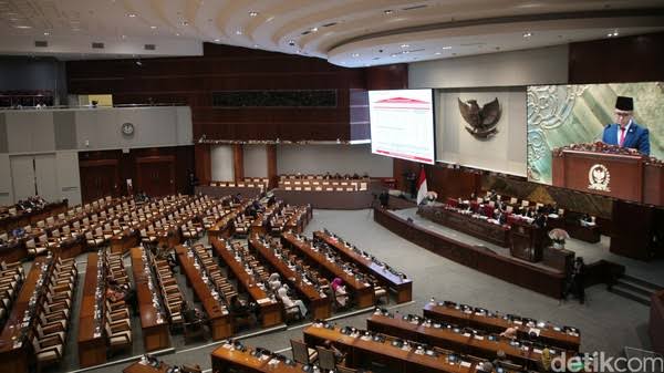 Sejarah parlemen Indonesia tidak dapat dipisahkan dari upaya para pendiri bangsa membangun sistem pemerintahan yang menempatkan kepentingan rakyat sebagai bagian penting dalam pengambilan keputusan. Setelah Proklamasi Kemerdekaan pada 17 Agustus 1945, Indonesia membutuhkan lembaga yang dapat membantu menjalankan pemerintahan sekaligus menyalurkan aspirasi masyarakat. KNIP dibentuk pada 29 Agustus 1945 untuk membantu presiden. Perubahan mendasar terjadi pada 16 Oktober 1945, ketika Maklumat Wakil Presiden No