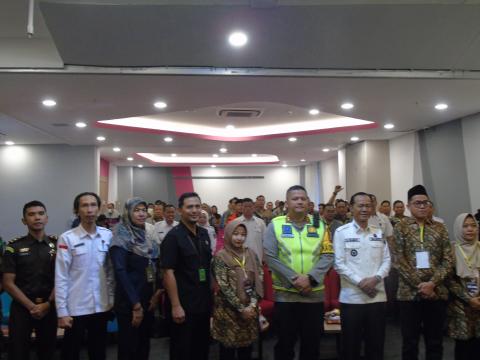 Ketua dan Anggota Bawaslu Kota Prabumulih berfoto bersama dengan Penjabat Walikota Prabumulih dan para tamu undangan penting 